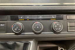 valkoinen Volkswagen Crafter 2019 kuva 22.