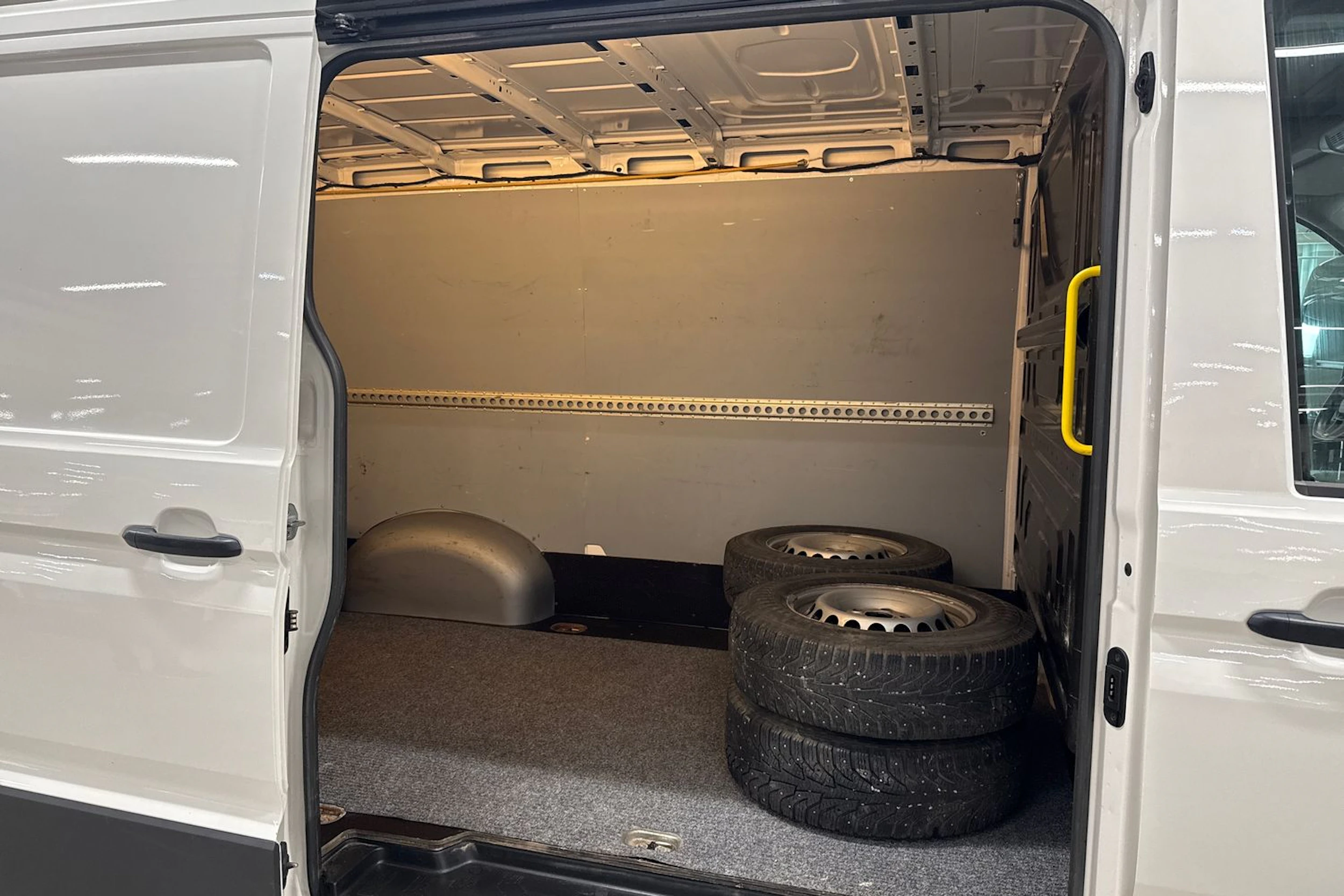 Valkoinen Volkswagen CRAFTER 2019 kuva 13.