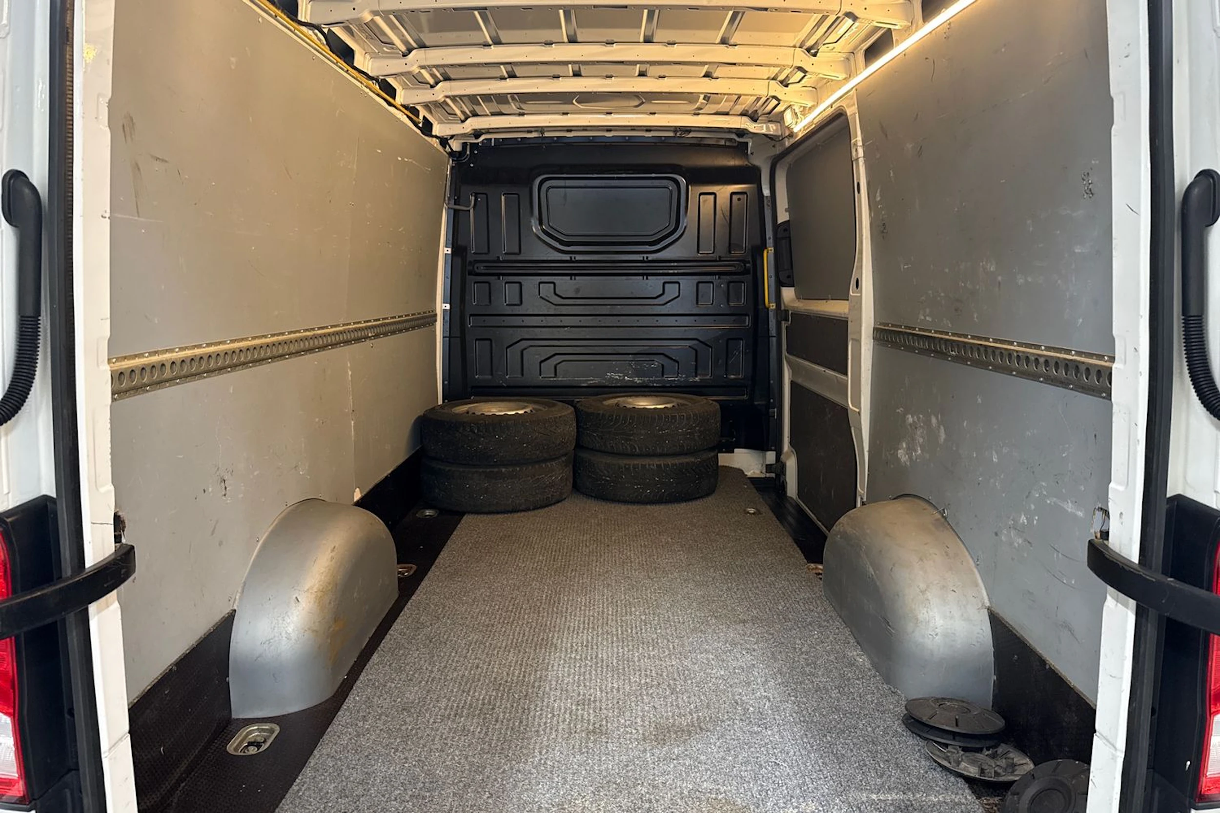 Valkoinen Volkswagen CRAFTER 2019 kuva 15.