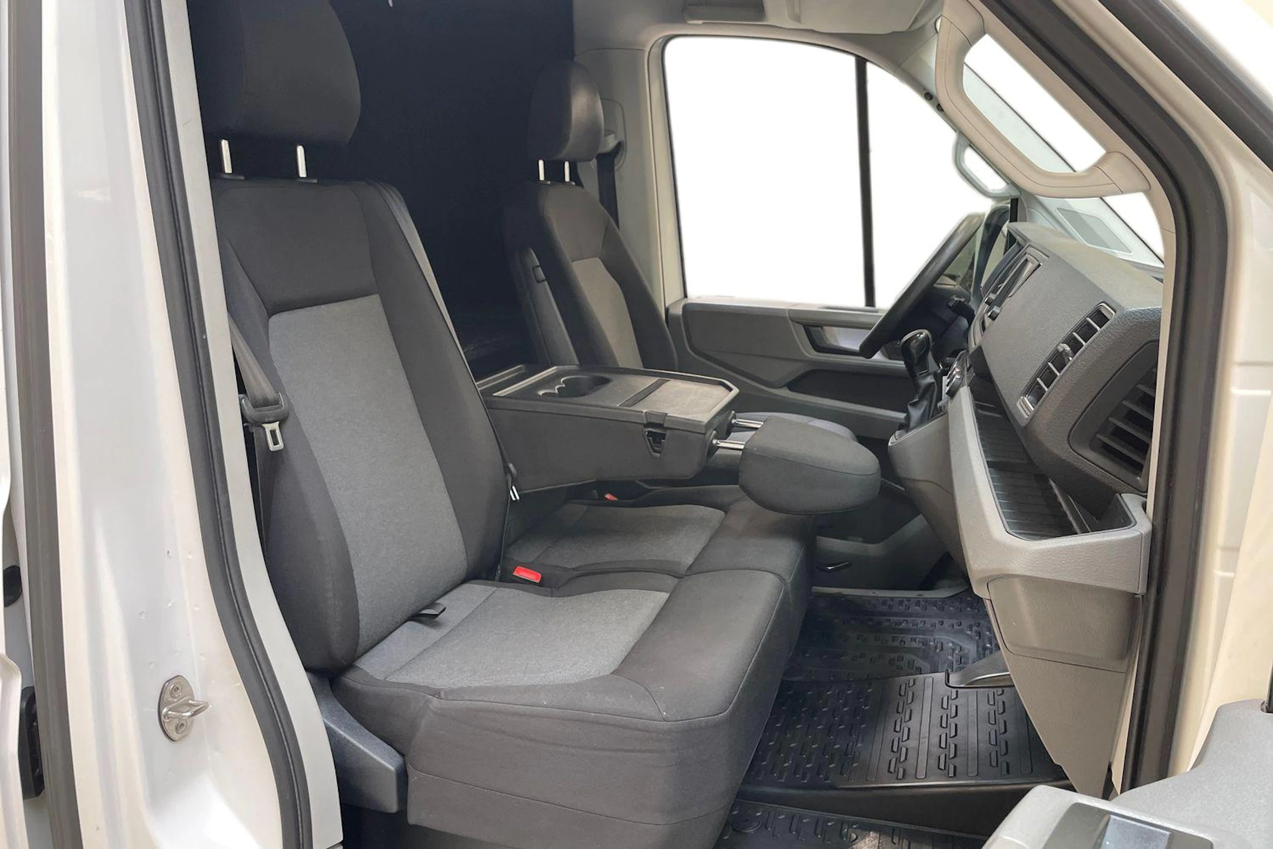 valkoinen Volkswagen Crafter 2019 kuva 11.