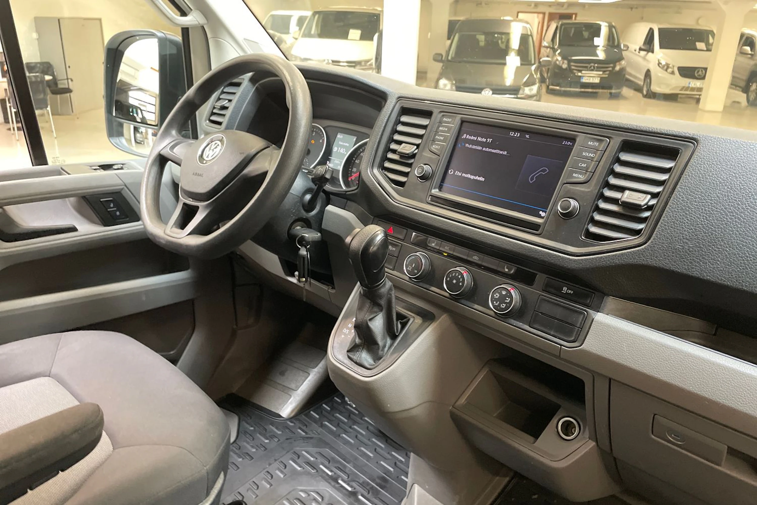 valkoinen Volkswagen Crafter 2019 kuva 16.