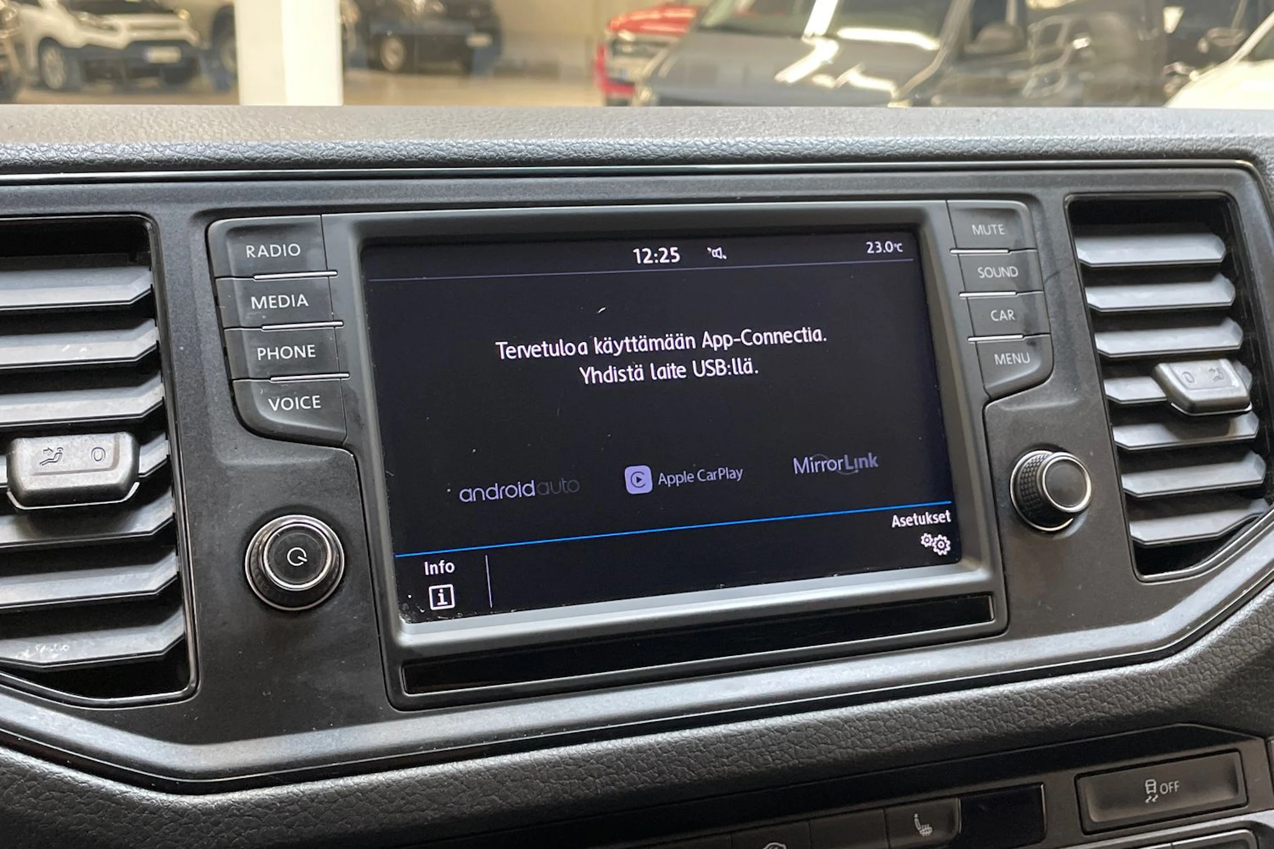 valkoinen Volkswagen Crafter 2019 kuva 29.