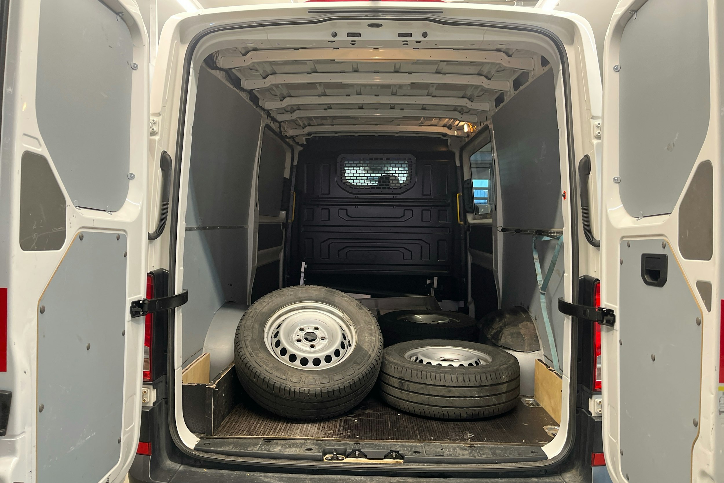 valkoinen Volkswagen Crafter 2019 kuva 15.