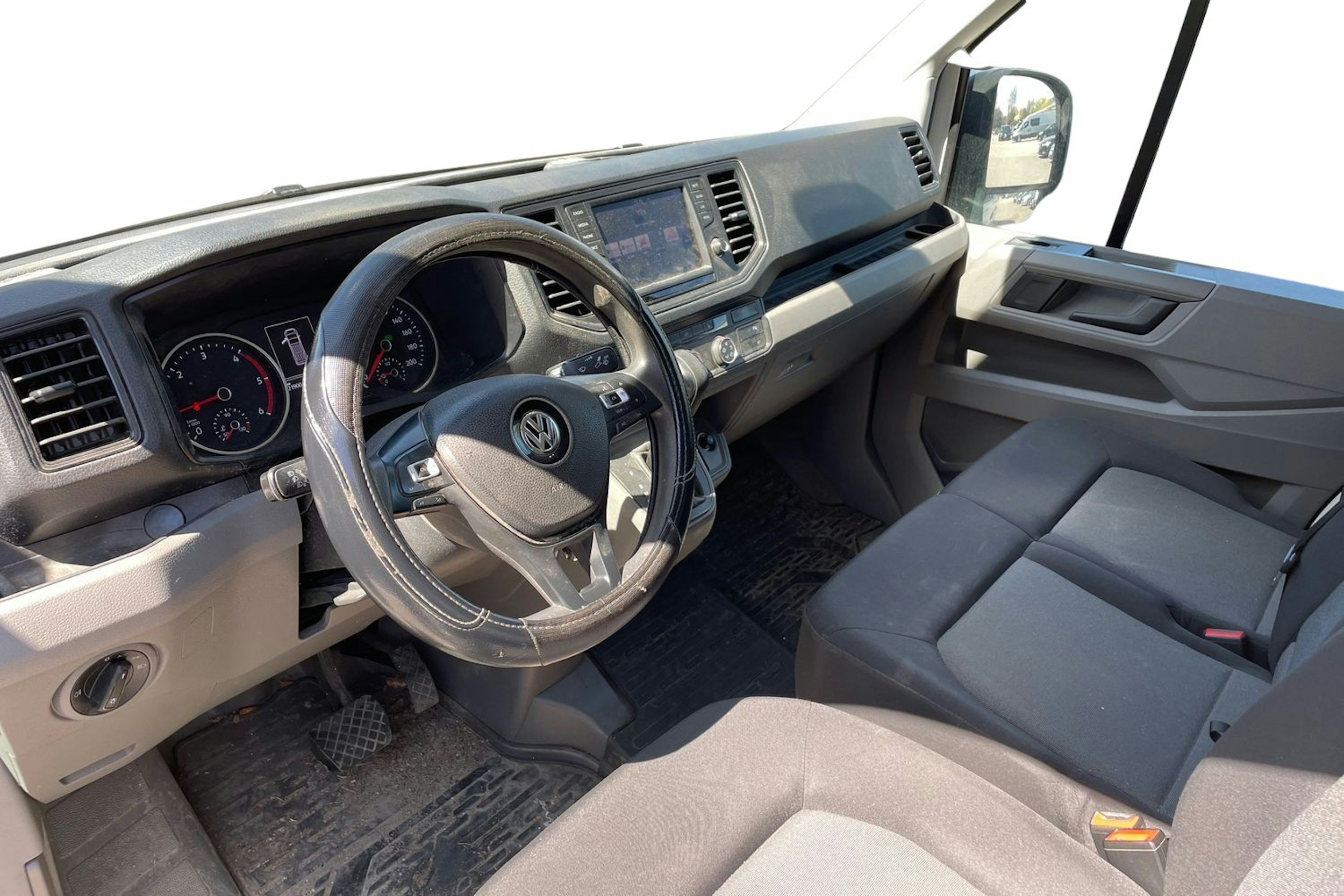 Valkoinen Volkswagen CRAFTER 2019 kuva 3.
