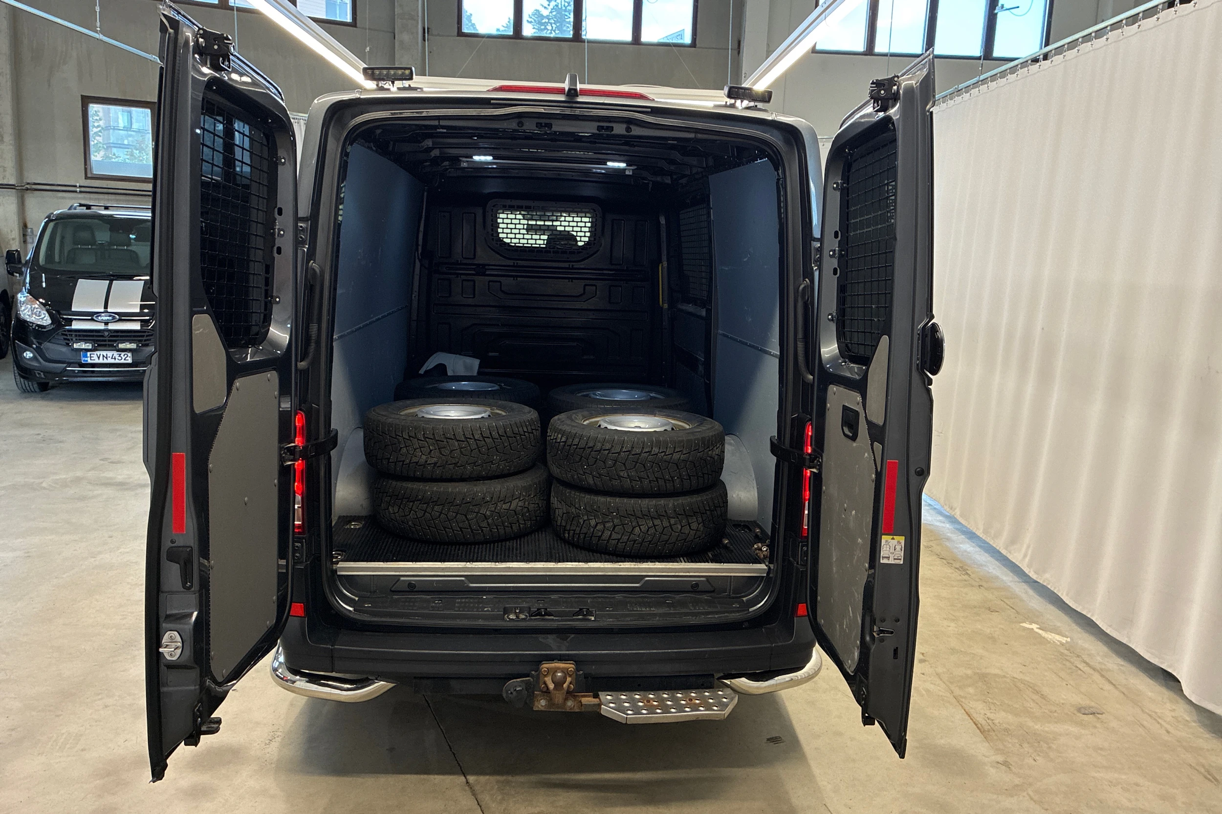 harmaa Volkswagen Crafter 2019 kuva 20.