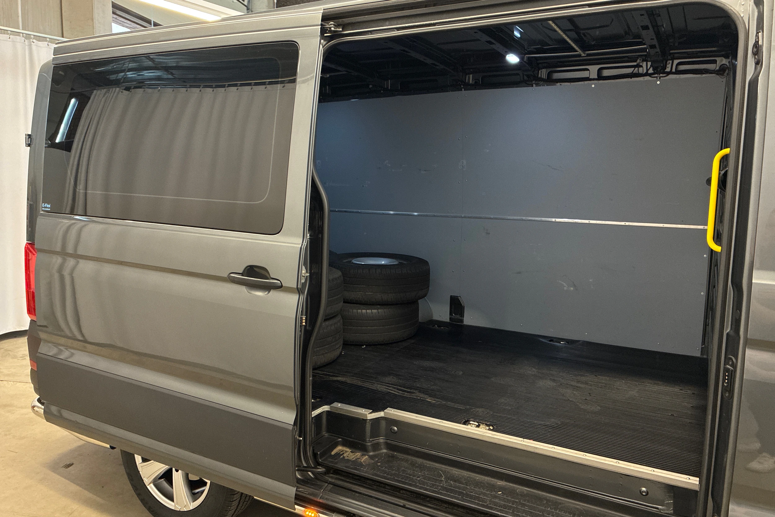 harmaa Volkswagen Crafter 2019 kuva 22.