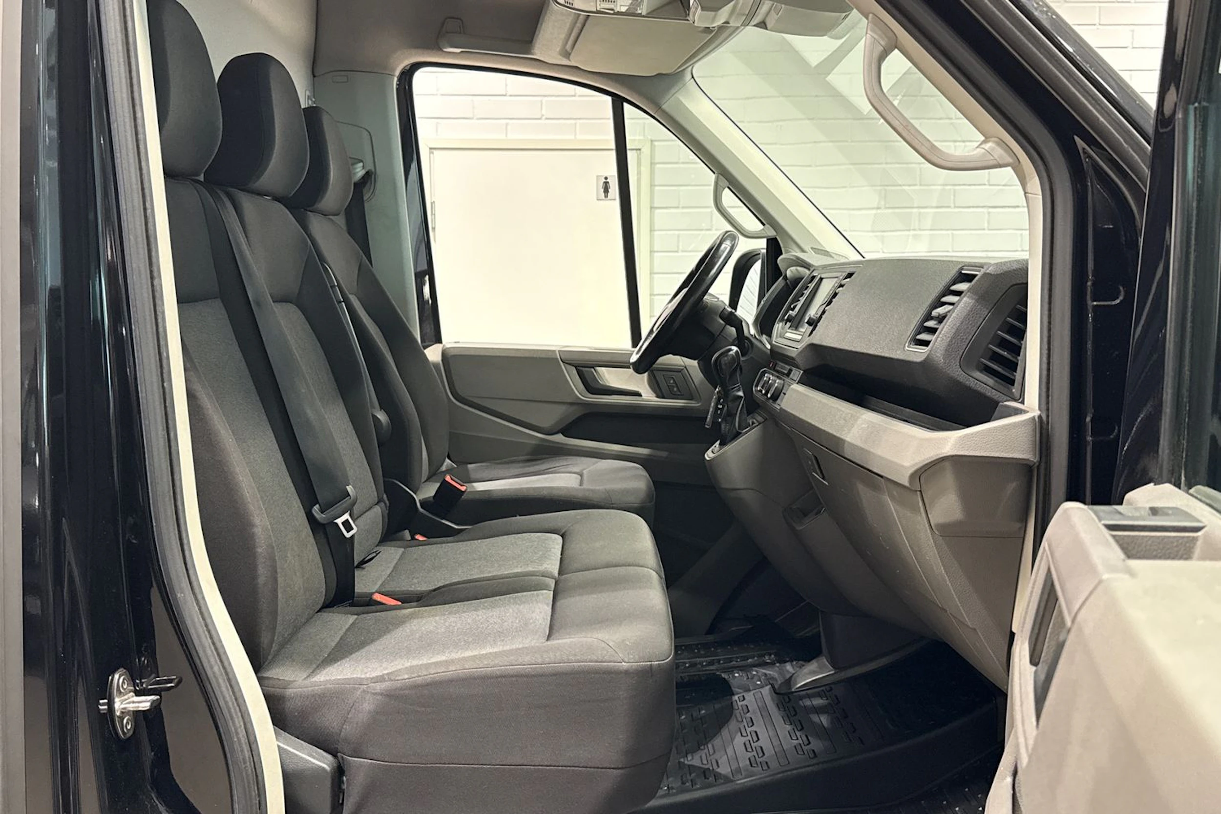 Musta Volkswagen CRAFTER 2019 kuva 13.
