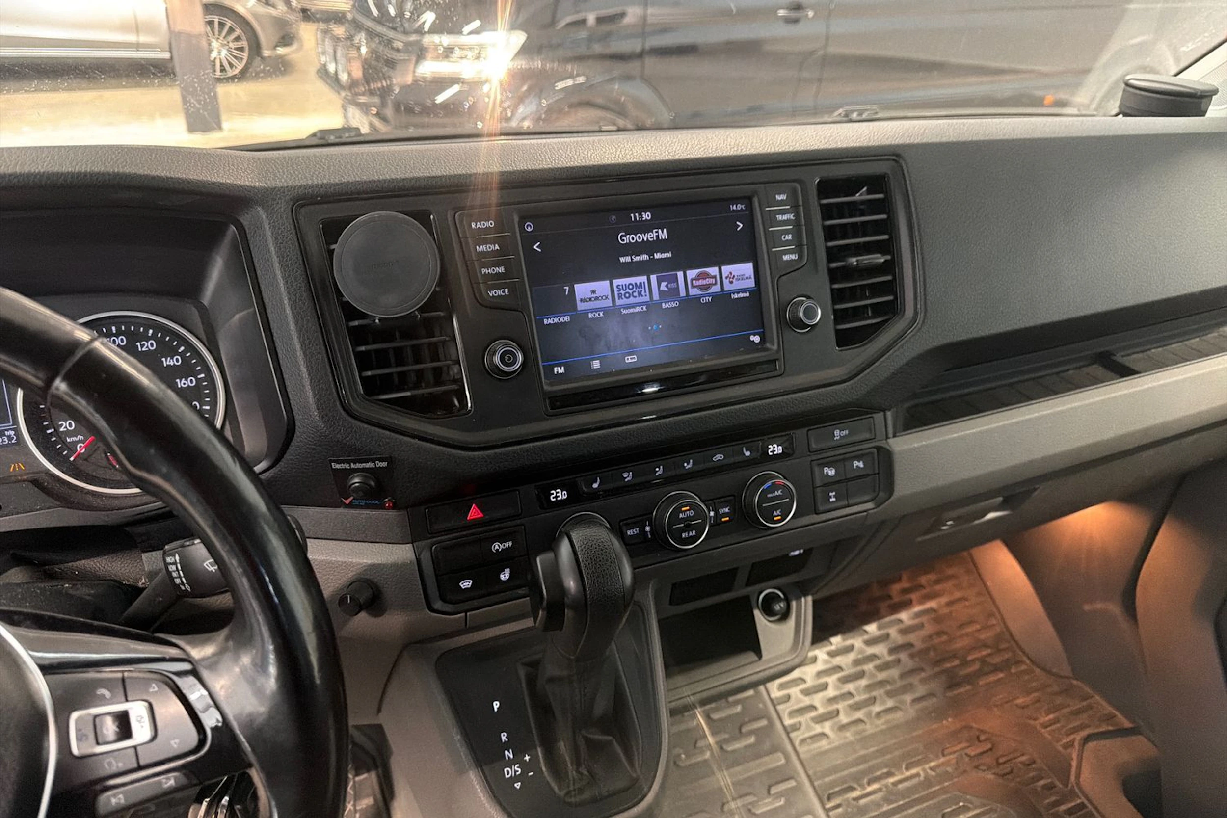 harmaa Volkswagen Crafter 2019 kuva 4.