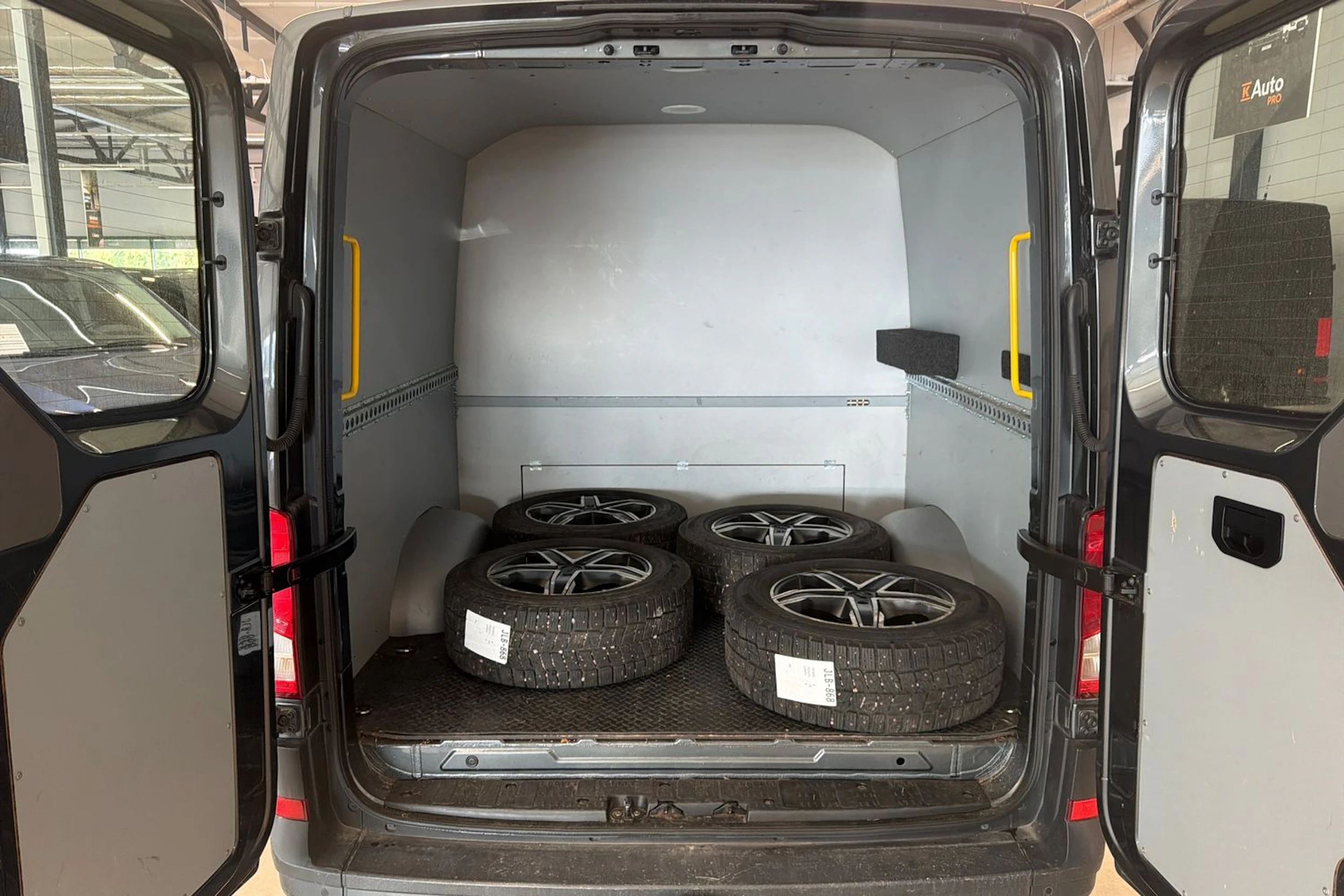 harmaa Volkswagen Crafter 2019 kuva 7.