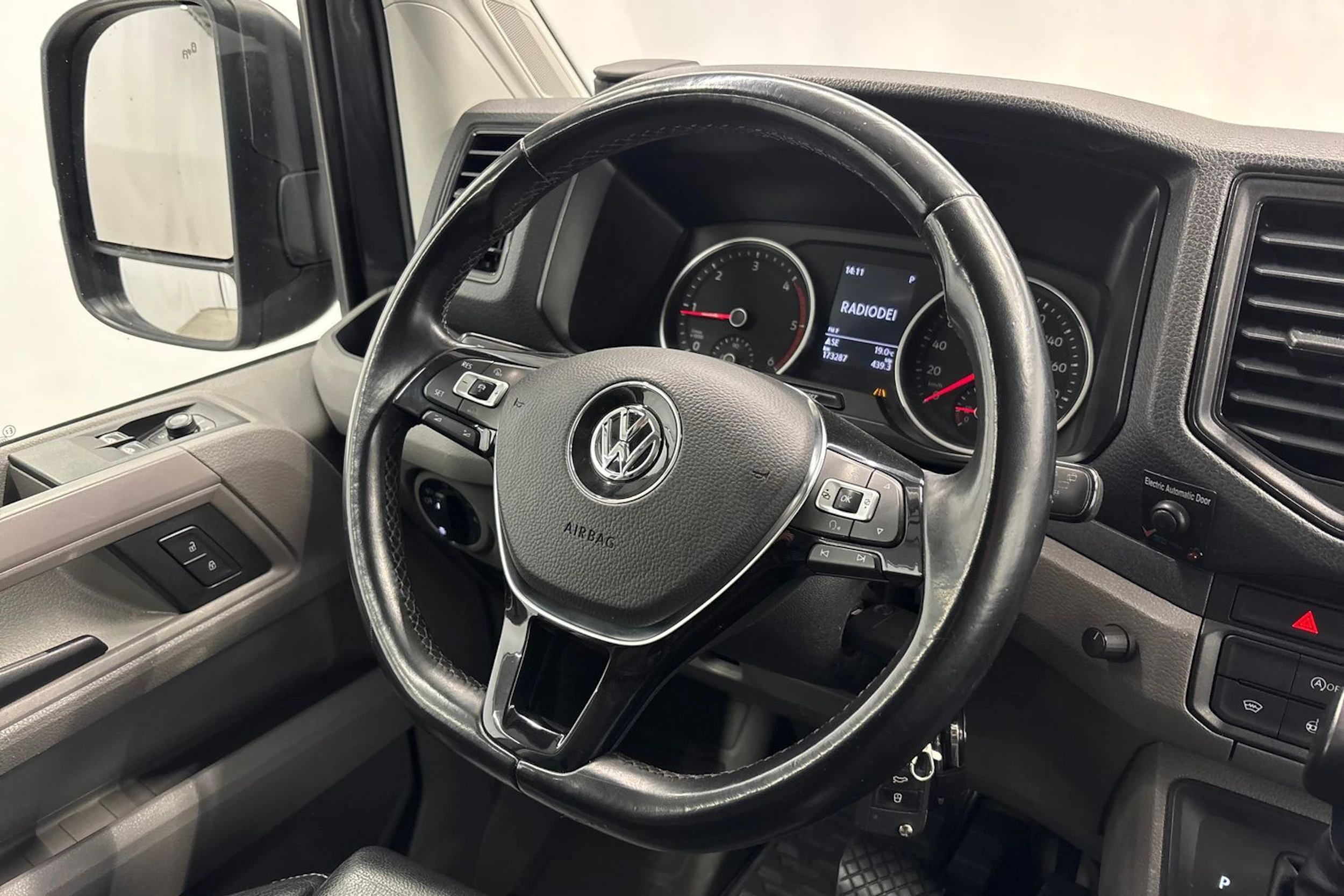 harmaa Volkswagen Crafter 2019 kuva 10.