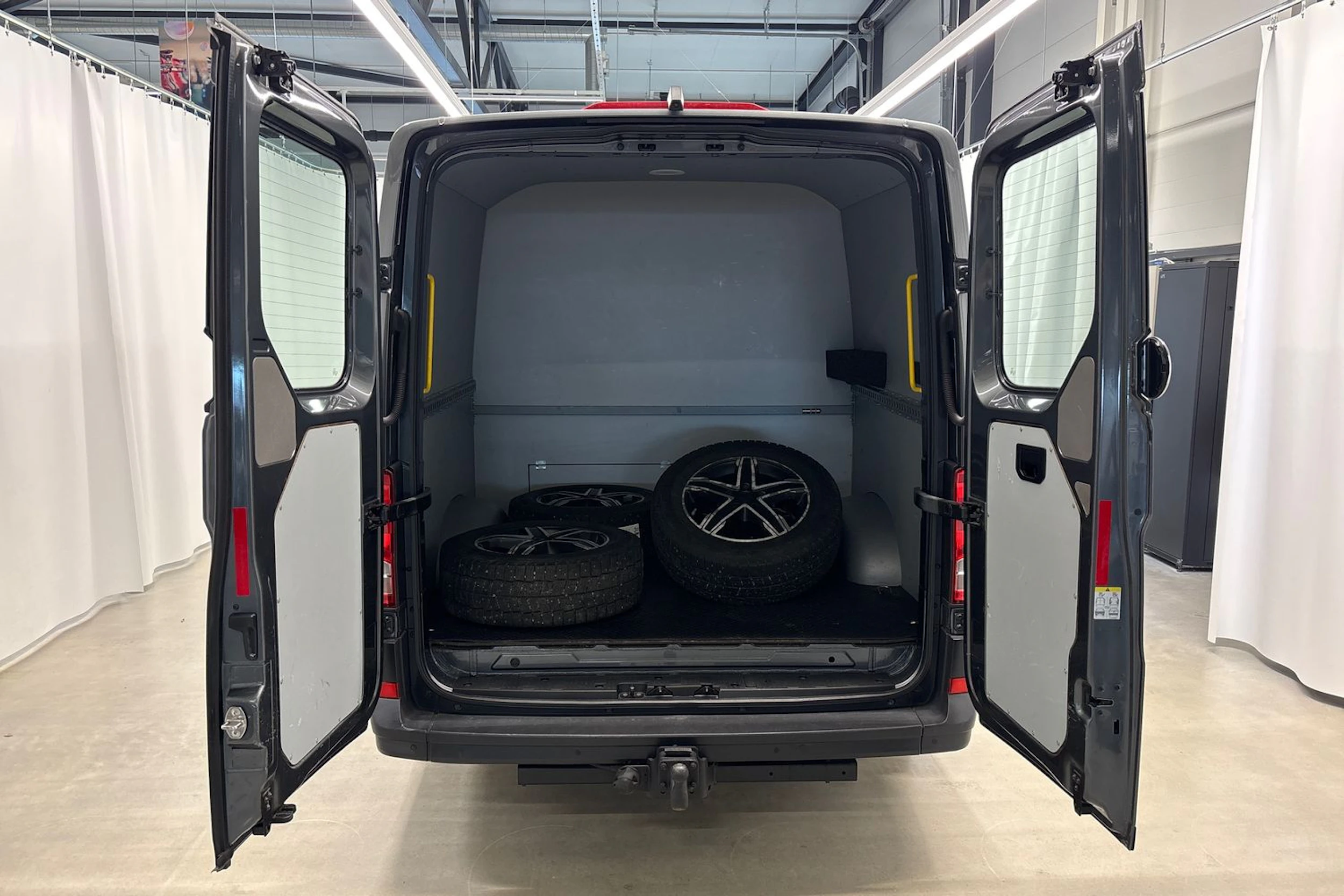 harmaa Volkswagen Crafter 2019 kuva 33.