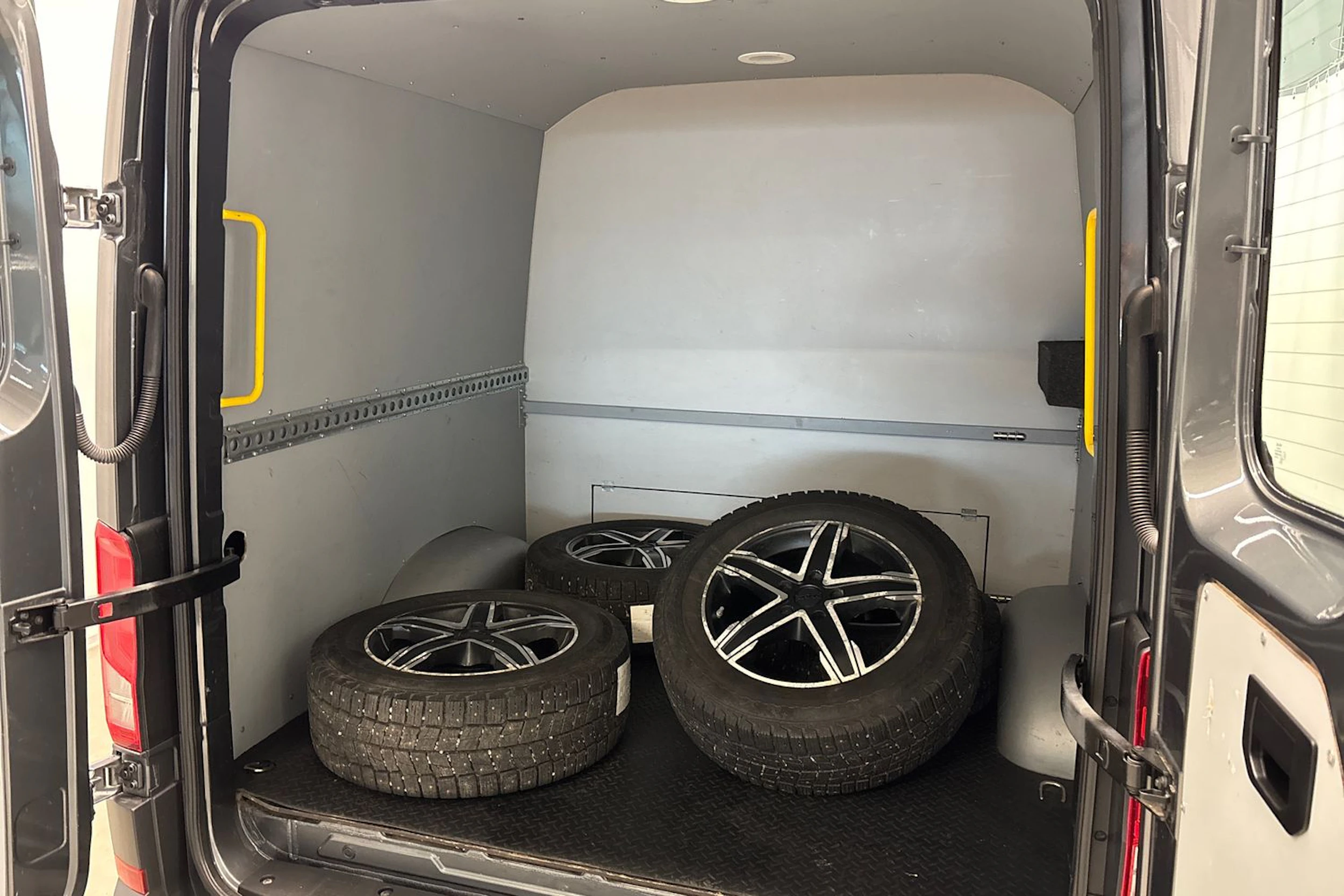 harmaa Volkswagen Crafter 2019 kuva 34.