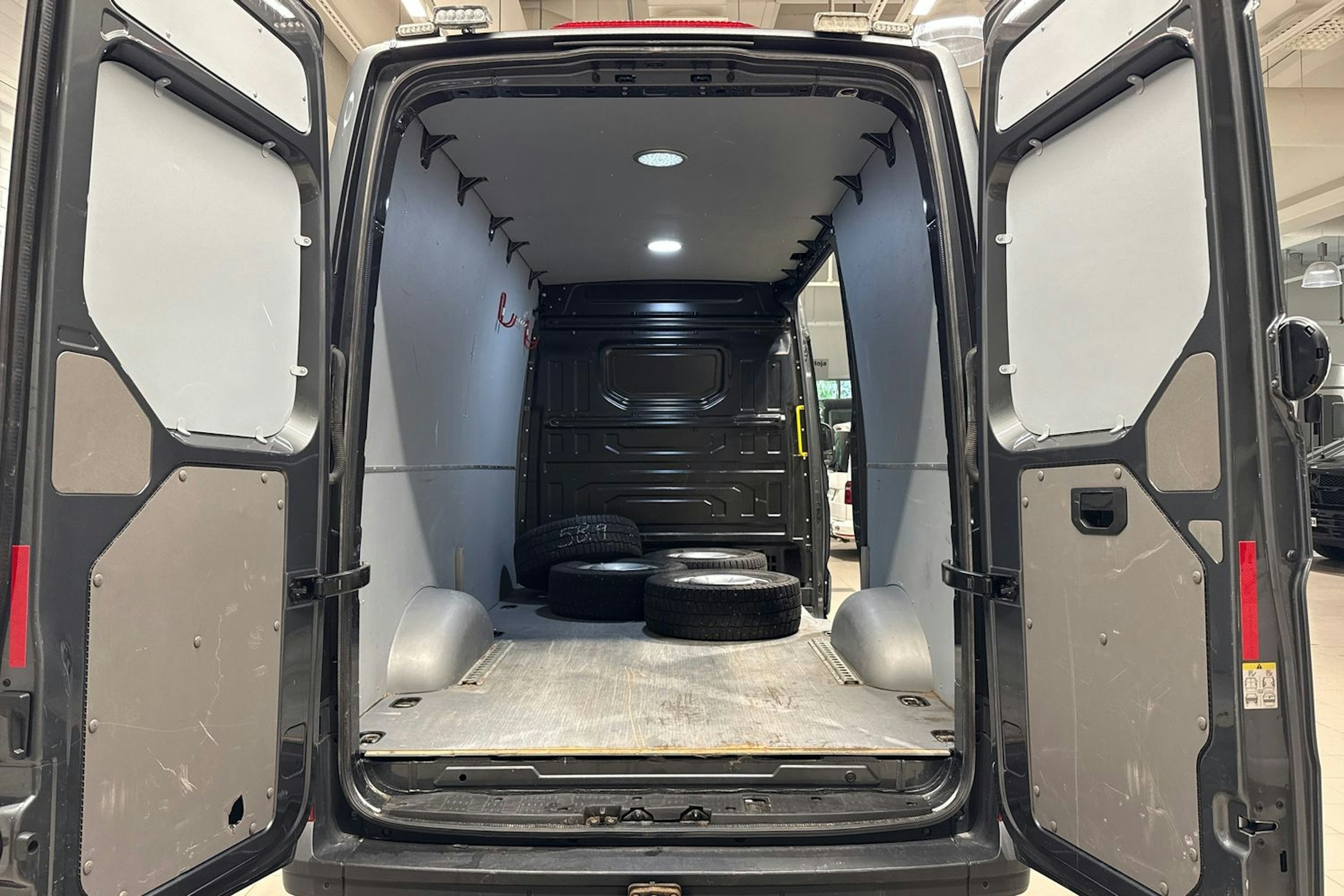 Harmaa Volkswagen CRAFTER 2019 kuva 13.