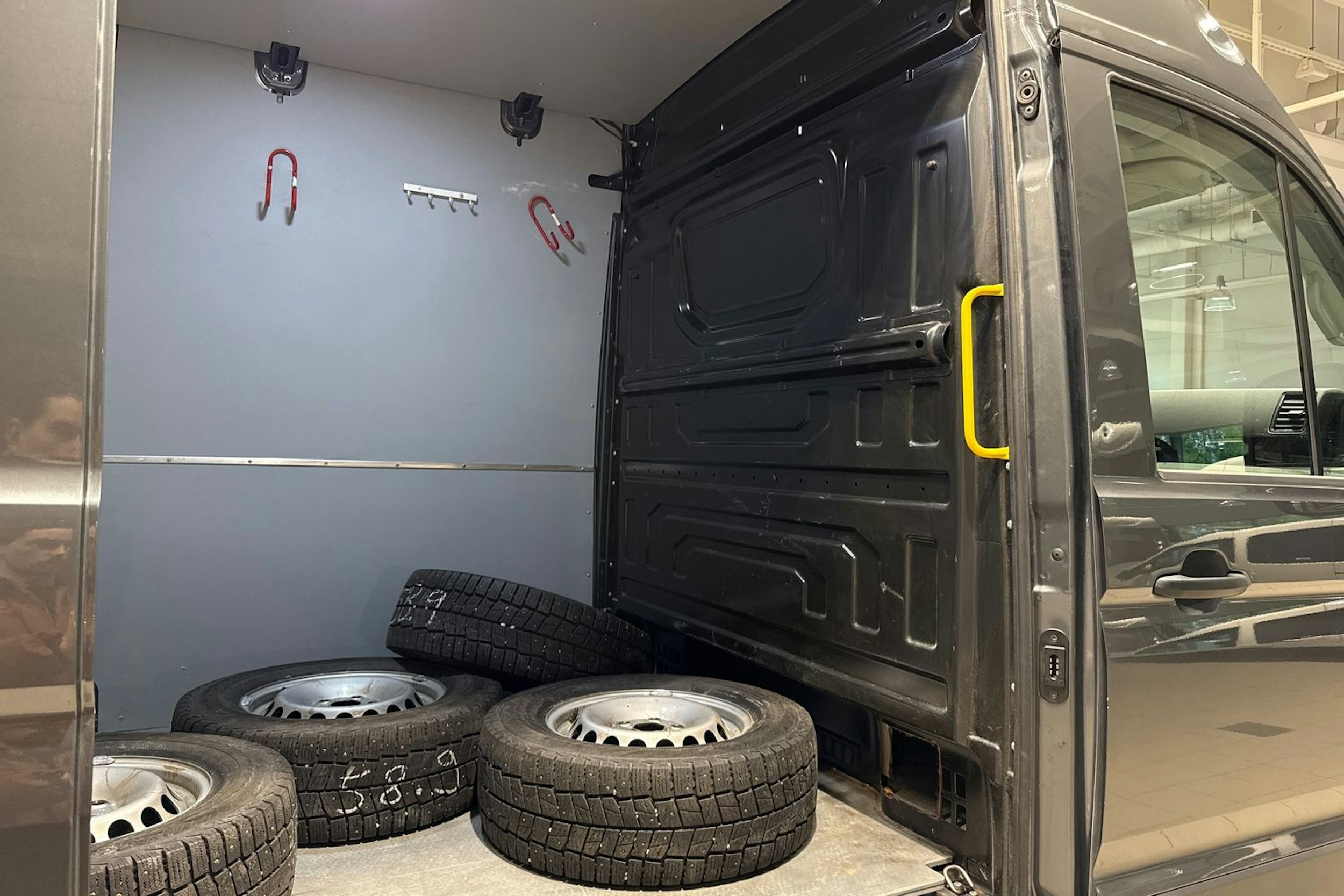 Harmaa Volkswagen CRAFTER 2019 kuva 14.