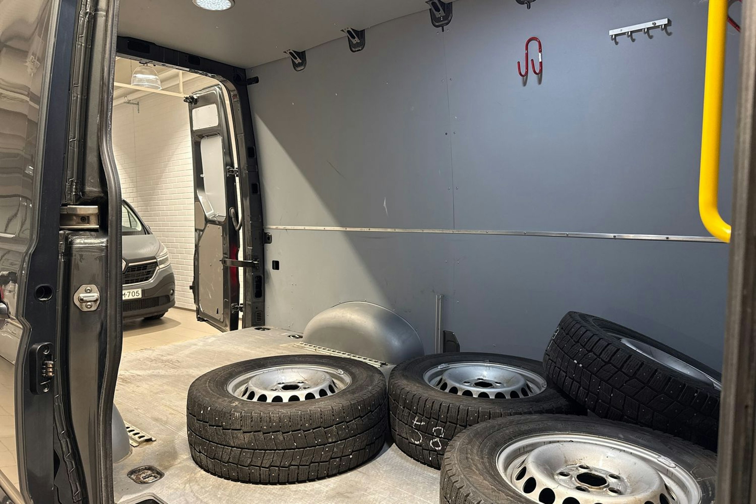 Harmaa Volkswagen CRAFTER 2019 kuva 15.