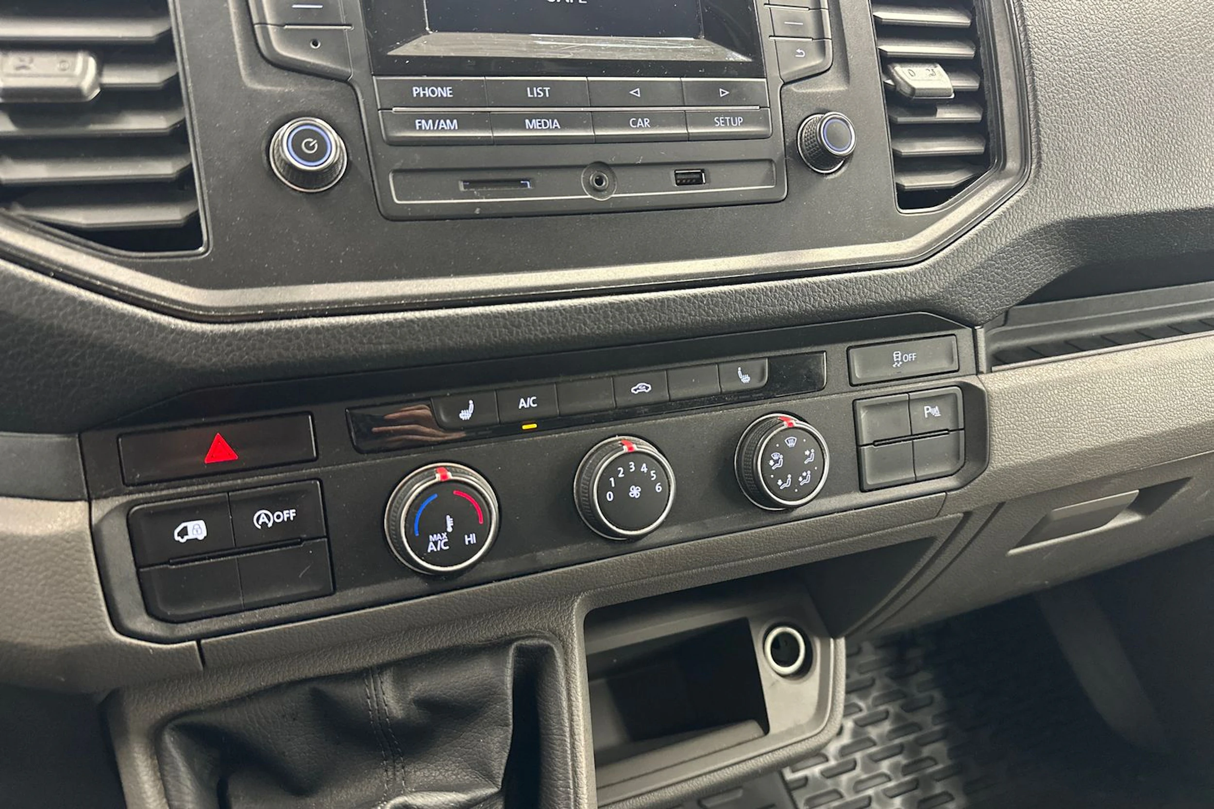 valkoinen Volkswagen Crafter 2019 kuva 13.