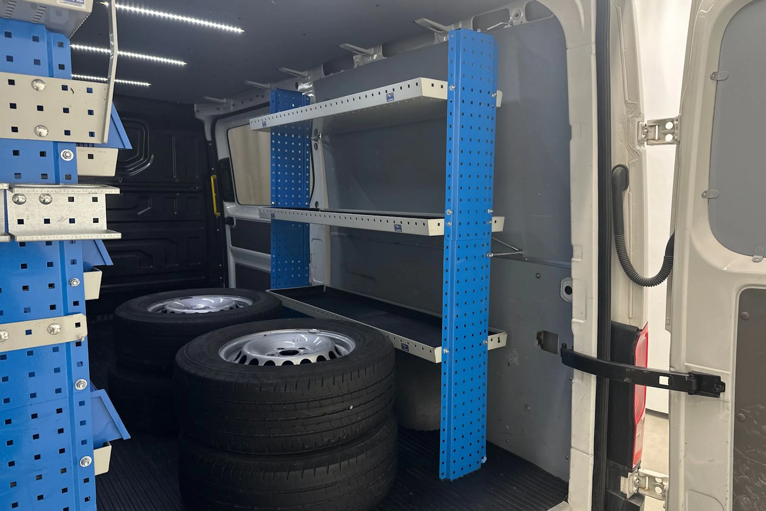 valkoinen Volkswagen Crafter 2019 kuva 21.