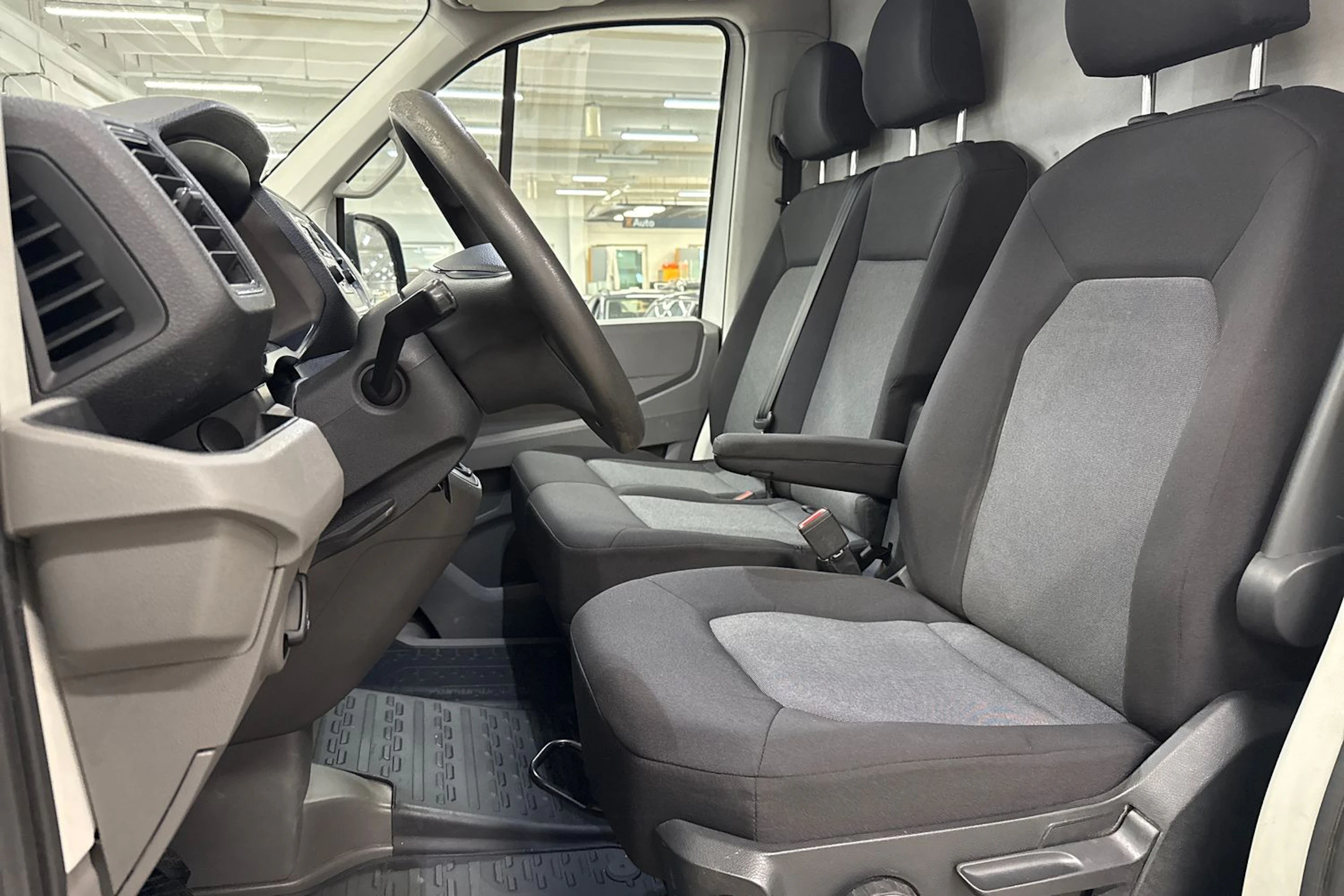 valkoinen Volkswagen Crafter 2019 kuva 16.