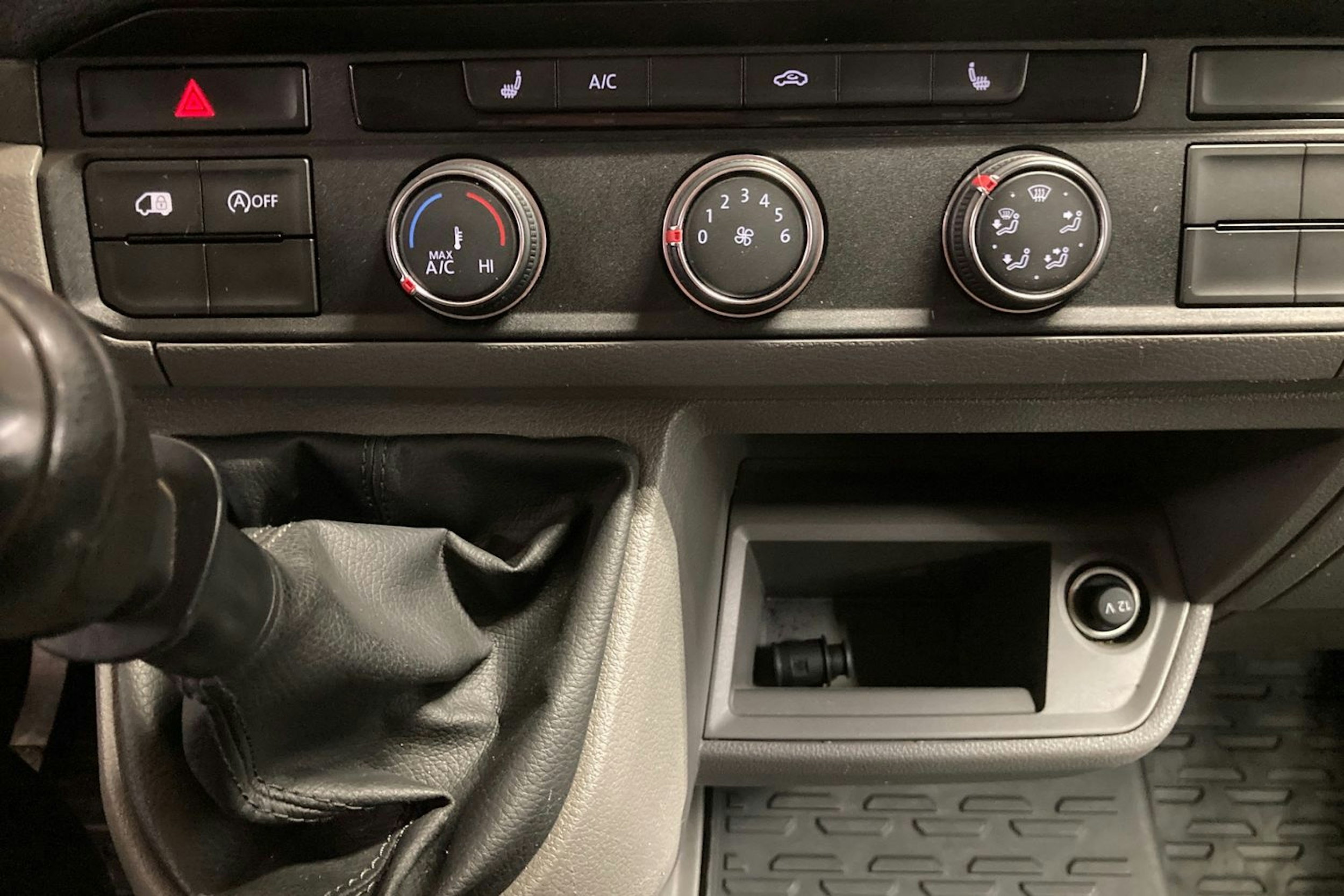 valkoinen Volkswagen Crafter 2019 kuva 21.
