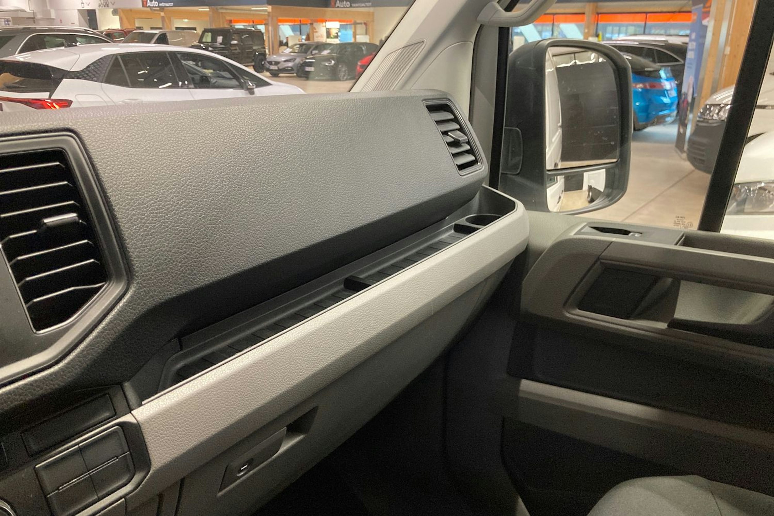 valkoinen Volkswagen Crafter 2019 kuva 23.