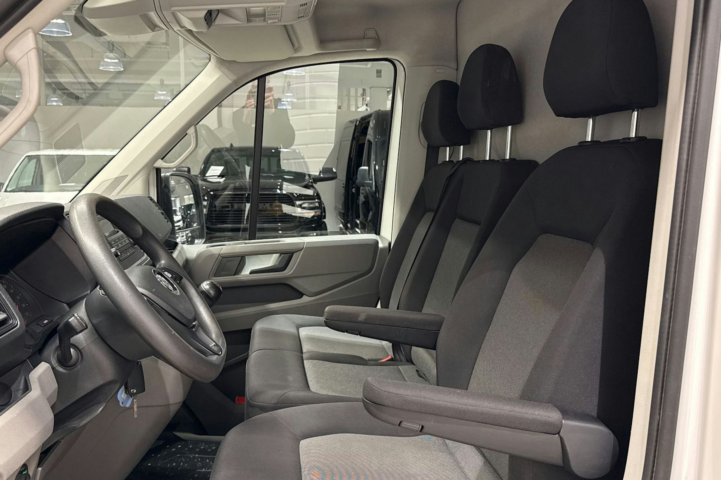 Valkoinen Volkswagen CRAFTER 2019 kuva 10.