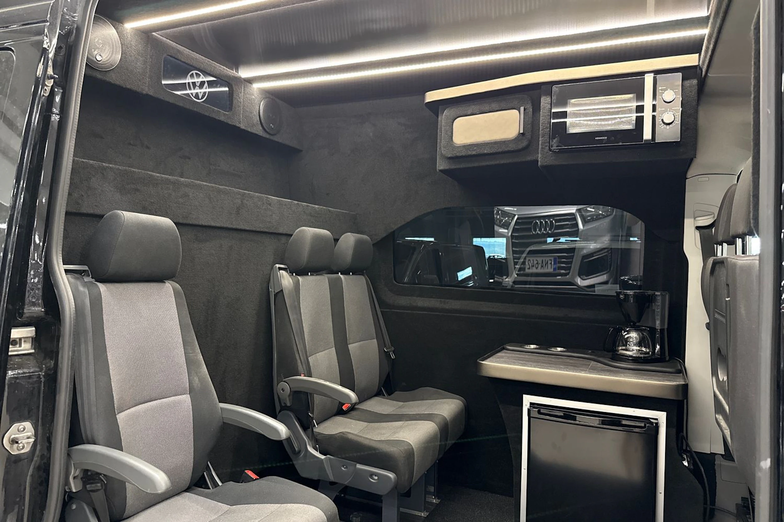 musta Volkswagen Crafter 2019 kuva 4.