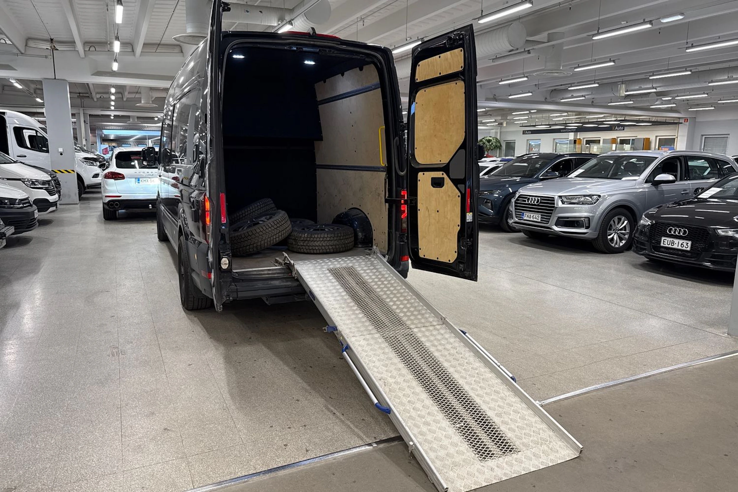 musta Volkswagen Crafter 2019 kuva 6.