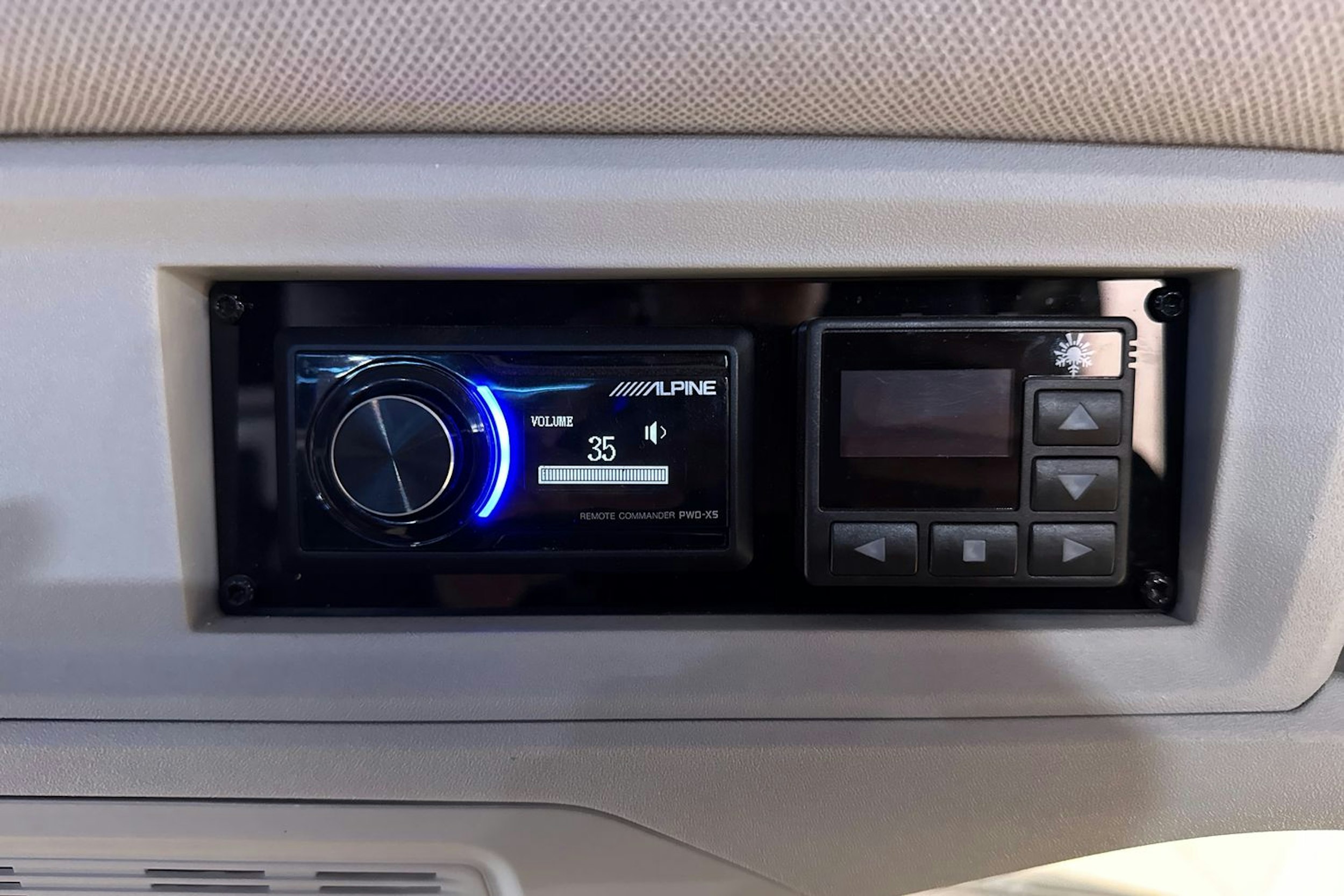 harmaa Volkswagen Crafter 2019 kuva 25.