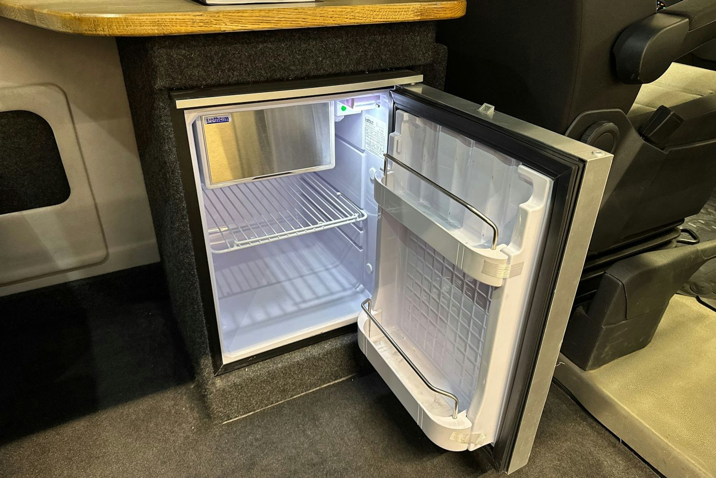 harmaa Volkswagen Crafter 2019 kuva 28.