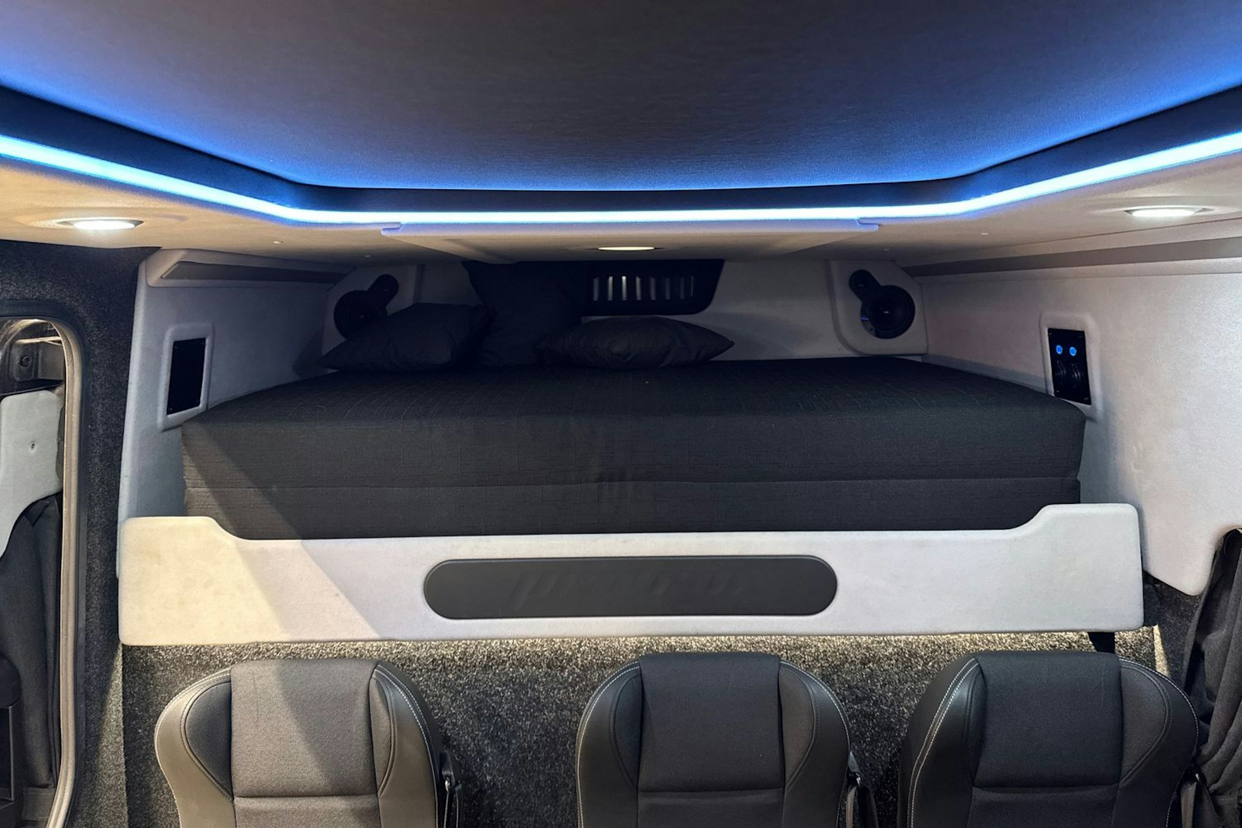 harmaa Volkswagen Crafter 2019 kuva 29.