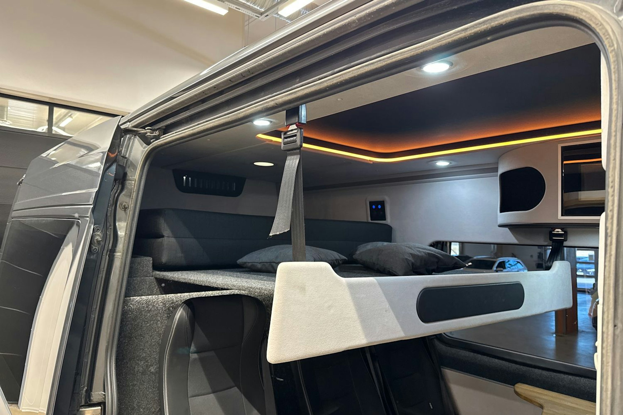 harmaa Volkswagen Crafter 2019 kuva 30.