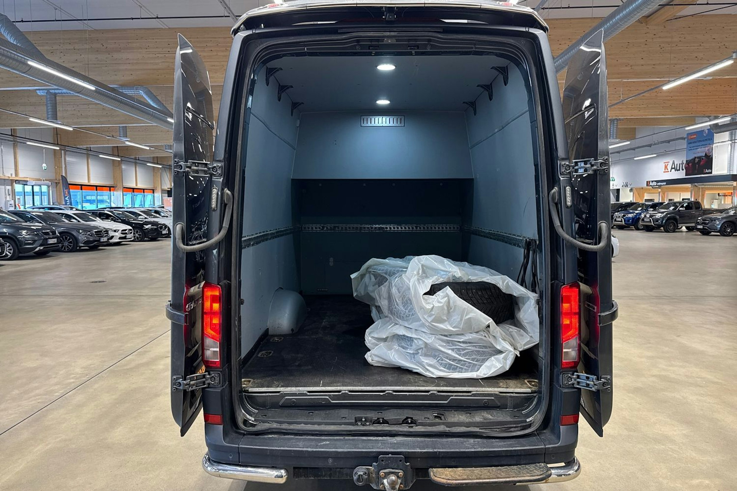 harmaa Volkswagen Crafter 2019 kuva 32.