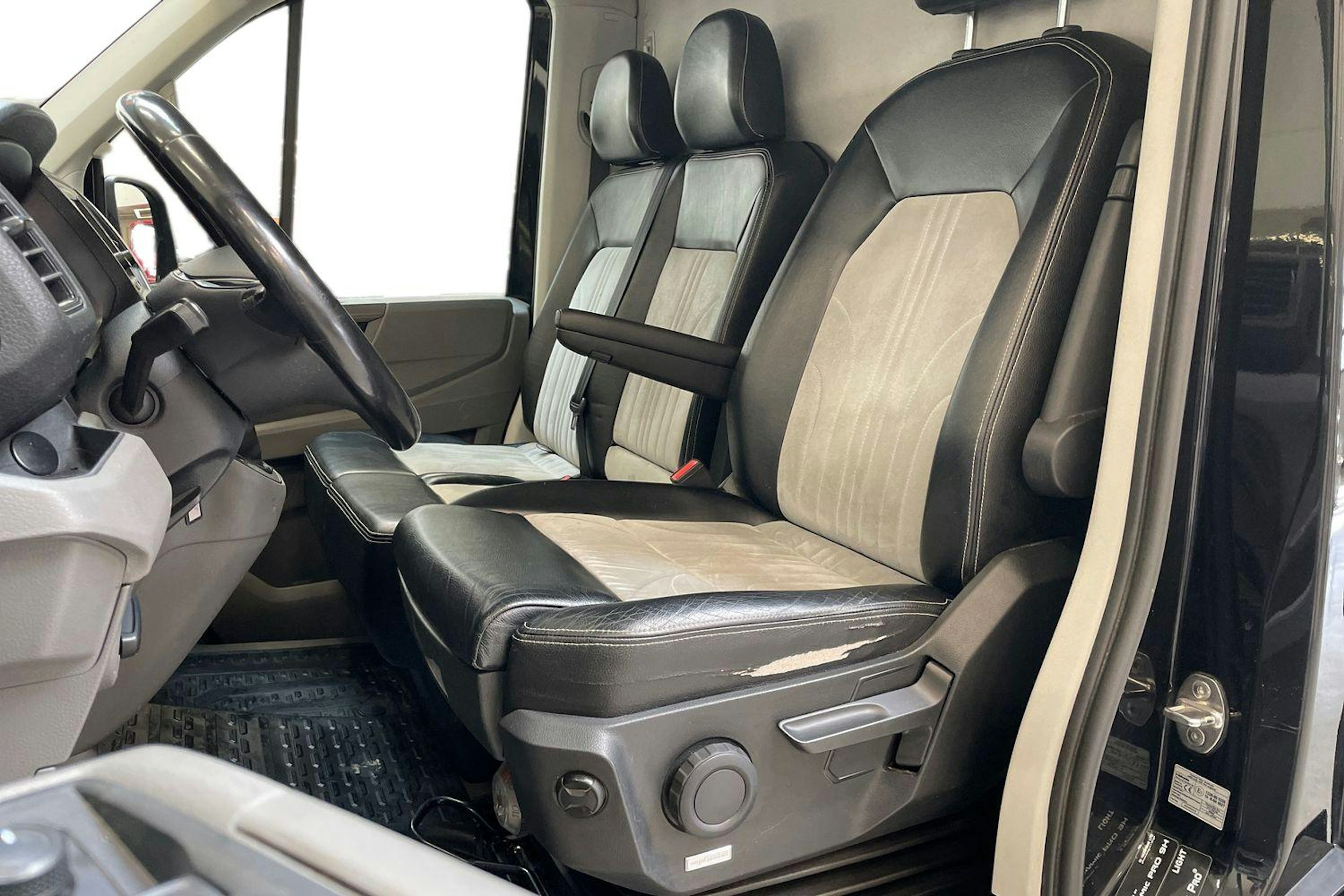musta Volkswagen Crafter 2019 kuva 9.