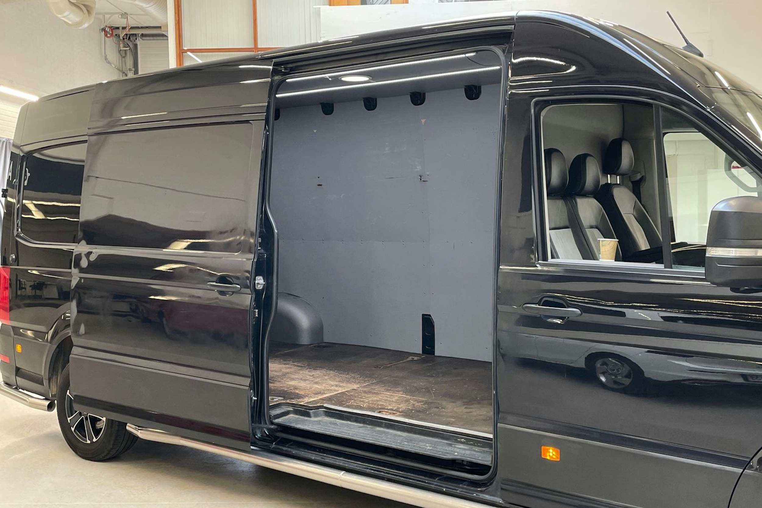 musta Volkswagen Crafter 2019 kuva 13.