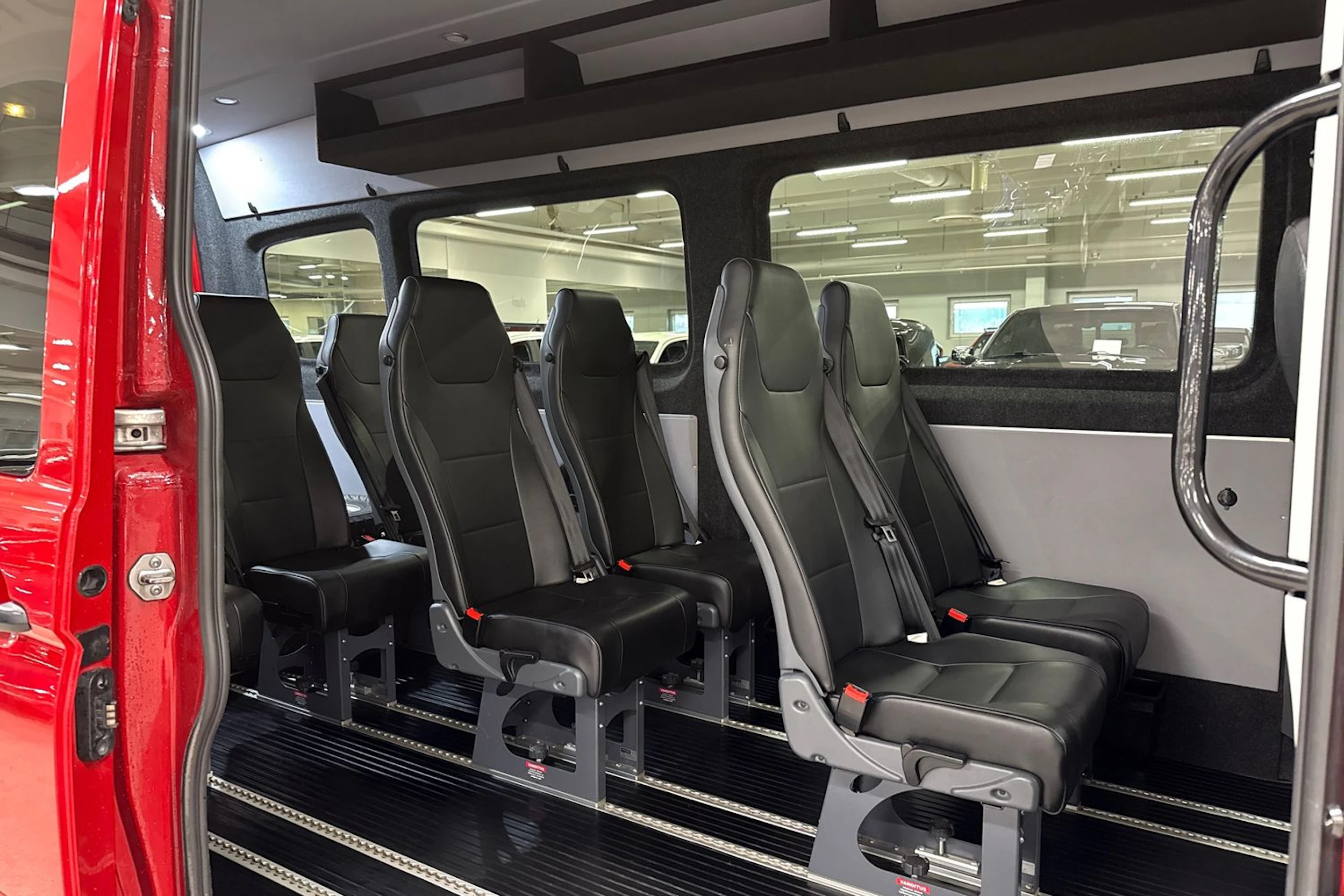 Punainen Volkswagen CRAFTER 2019 kuva 13.