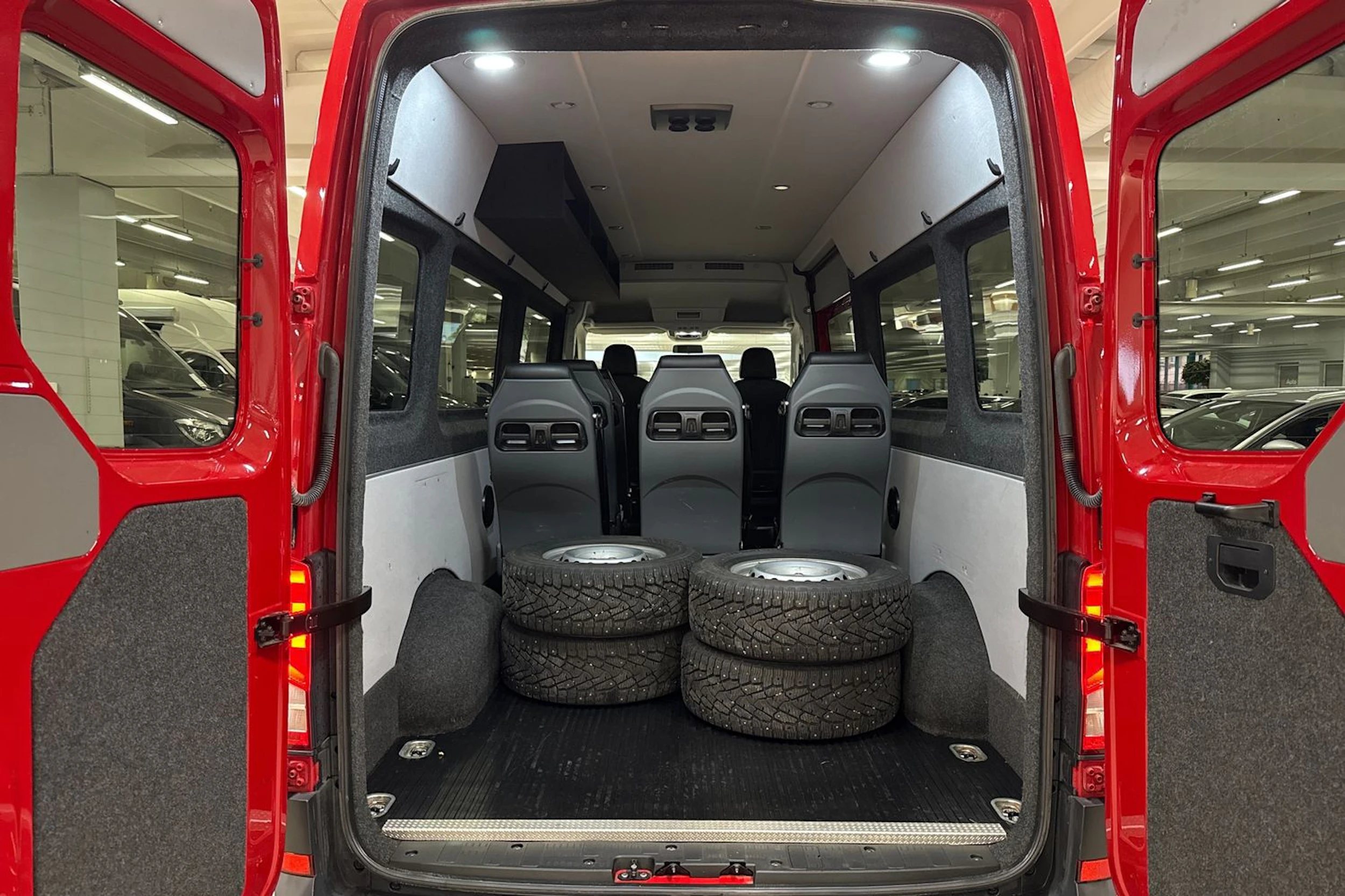 Punainen Volkswagen CRAFTER 2019 kuva 18.