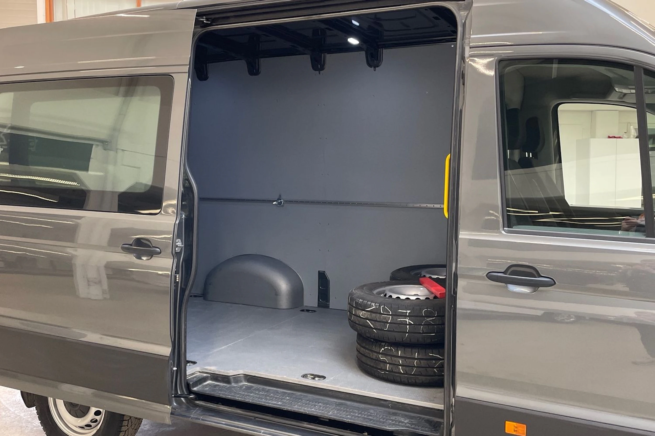 harmaa Volkswagen Crafter 2019 kuva 10.