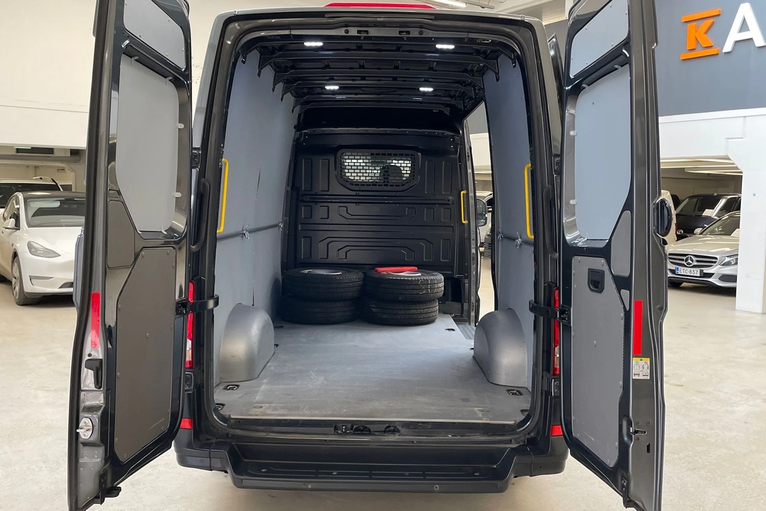 harmaa Volkswagen Crafter 2019 kuva 11.
