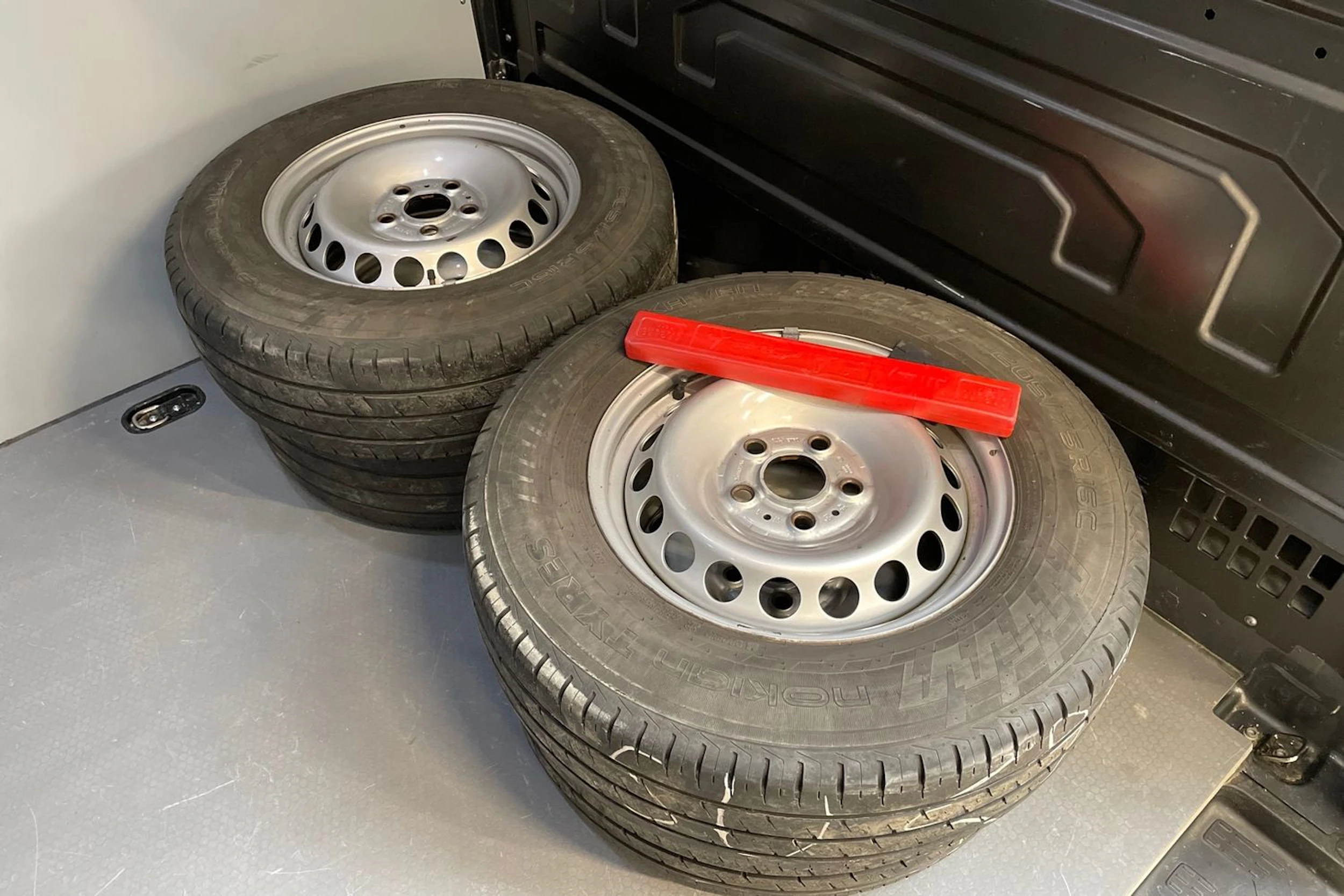 harmaa Volkswagen Crafter 2019 kuva 12.