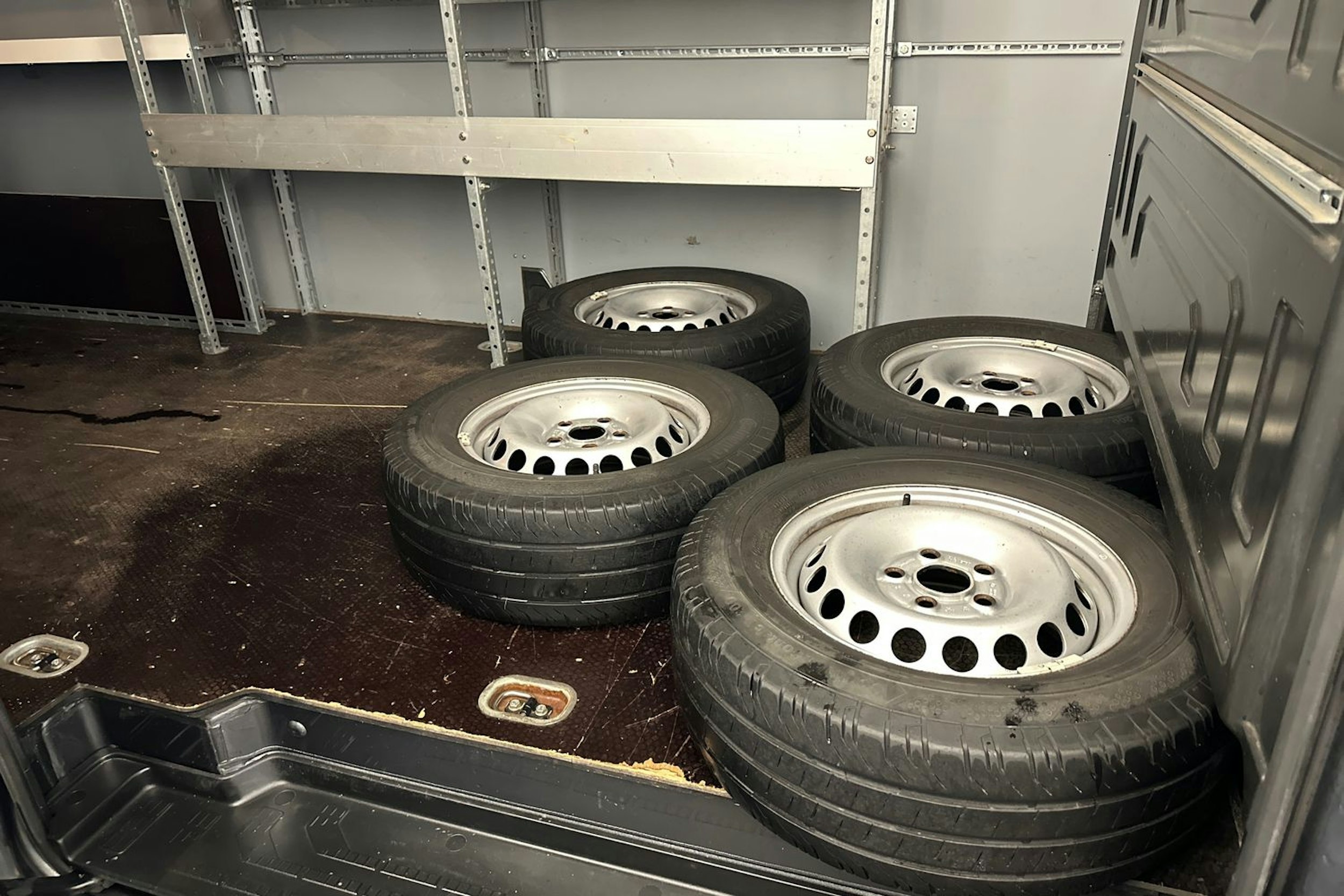 harmaa Volkswagen Crafter 2019 kuva 12.