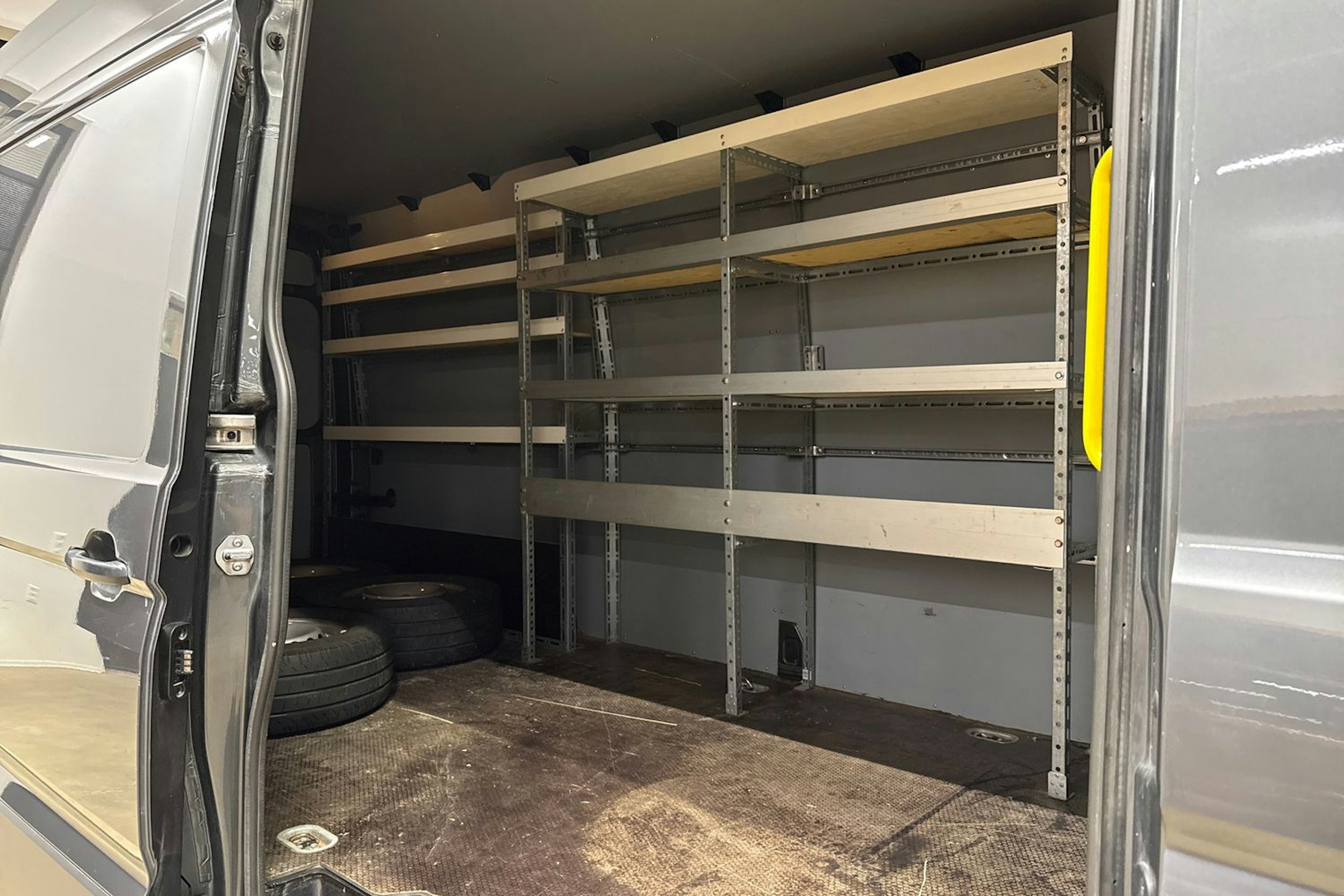 harmaa Volkswagen Crafter 2019 kuva 25.