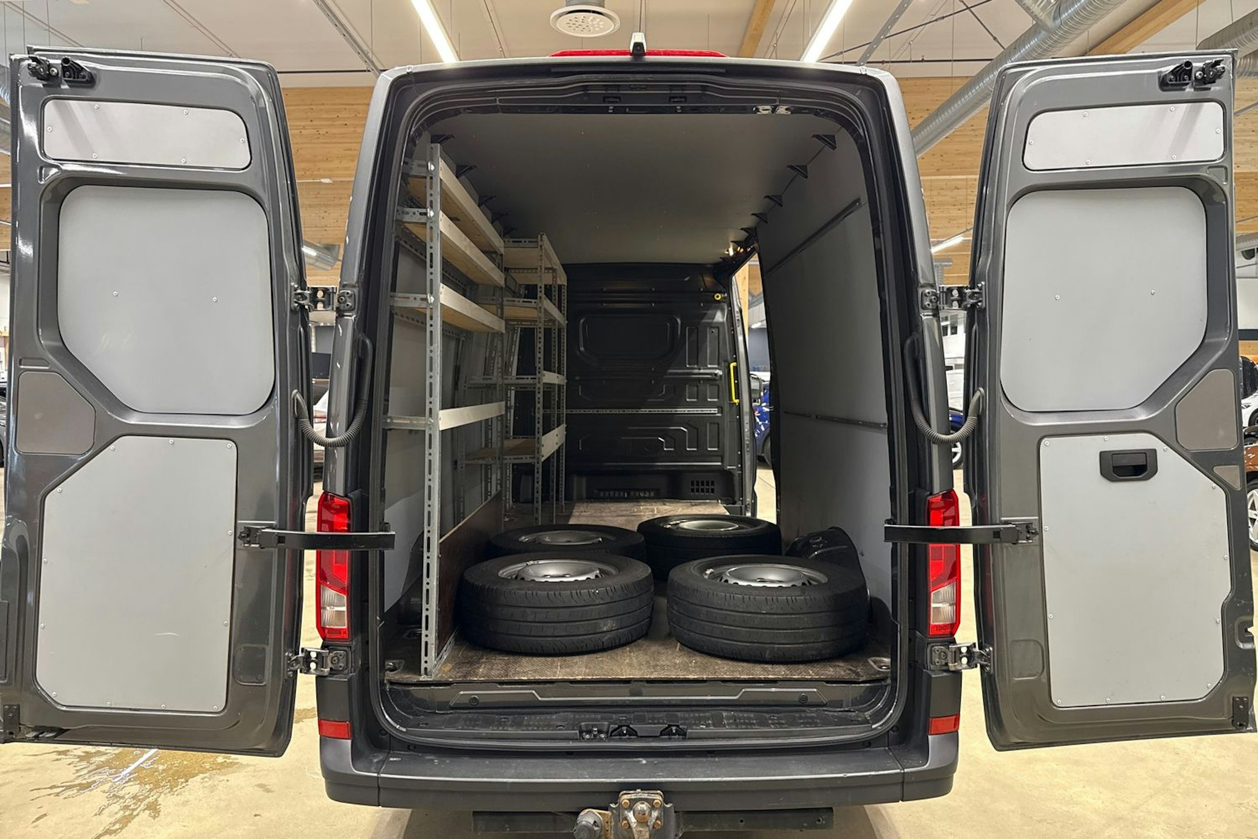 harmaa Volkswagen Crafter 2019 kuva 26.