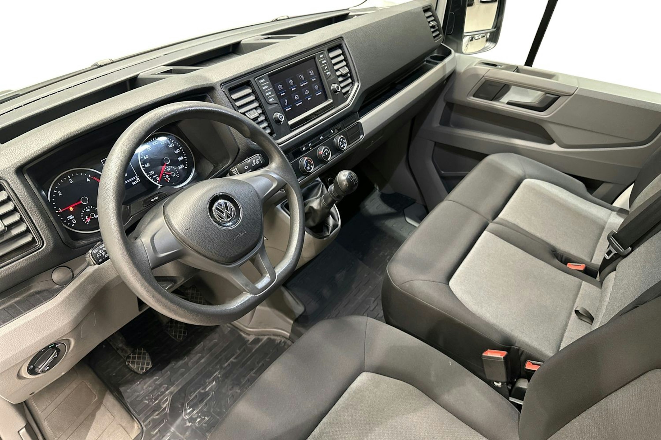 Valkoinen Volkswagen Crafter 2019 kuva 7.