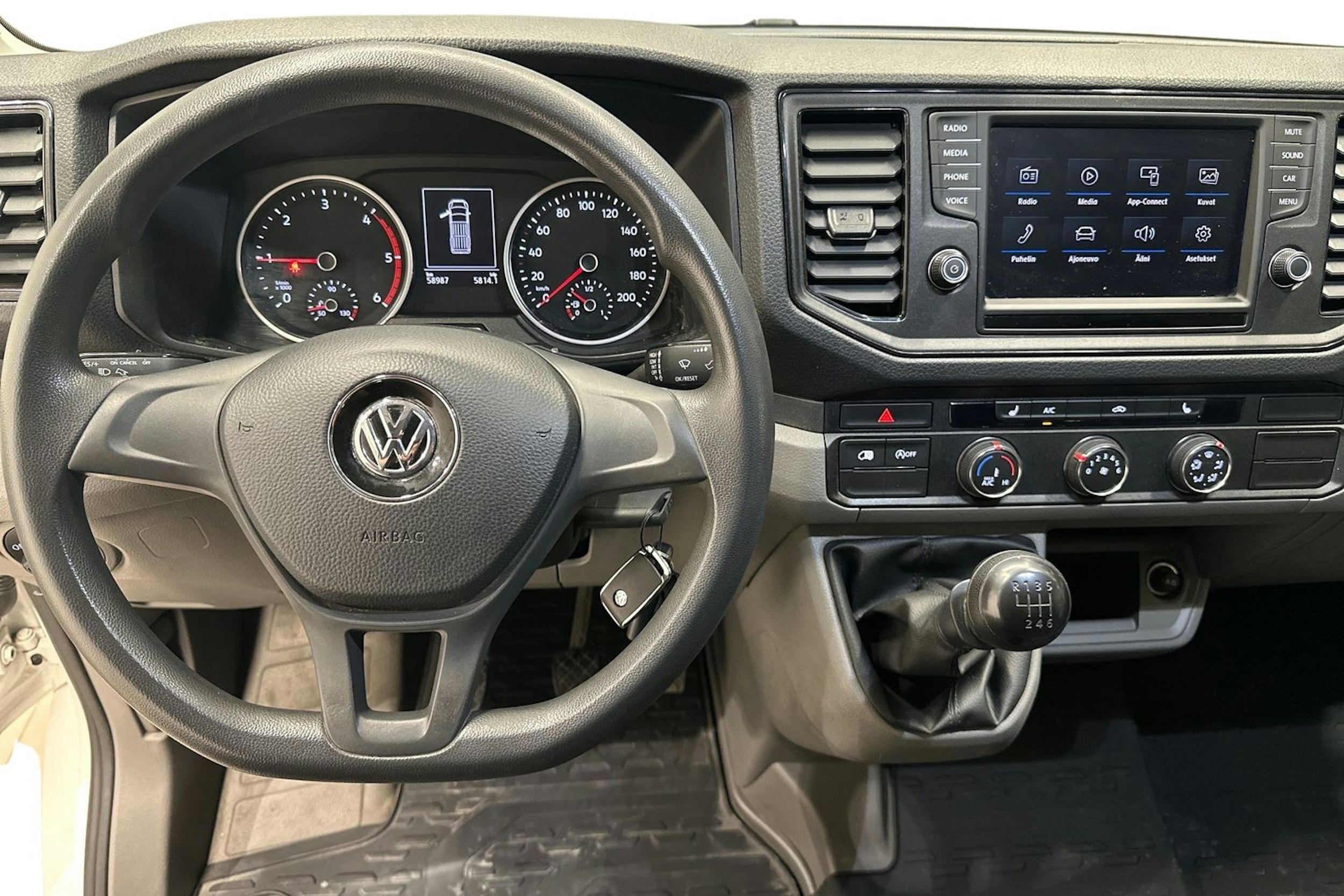 Valkoinen Volkswagen Crafter 2019 kuva 9.