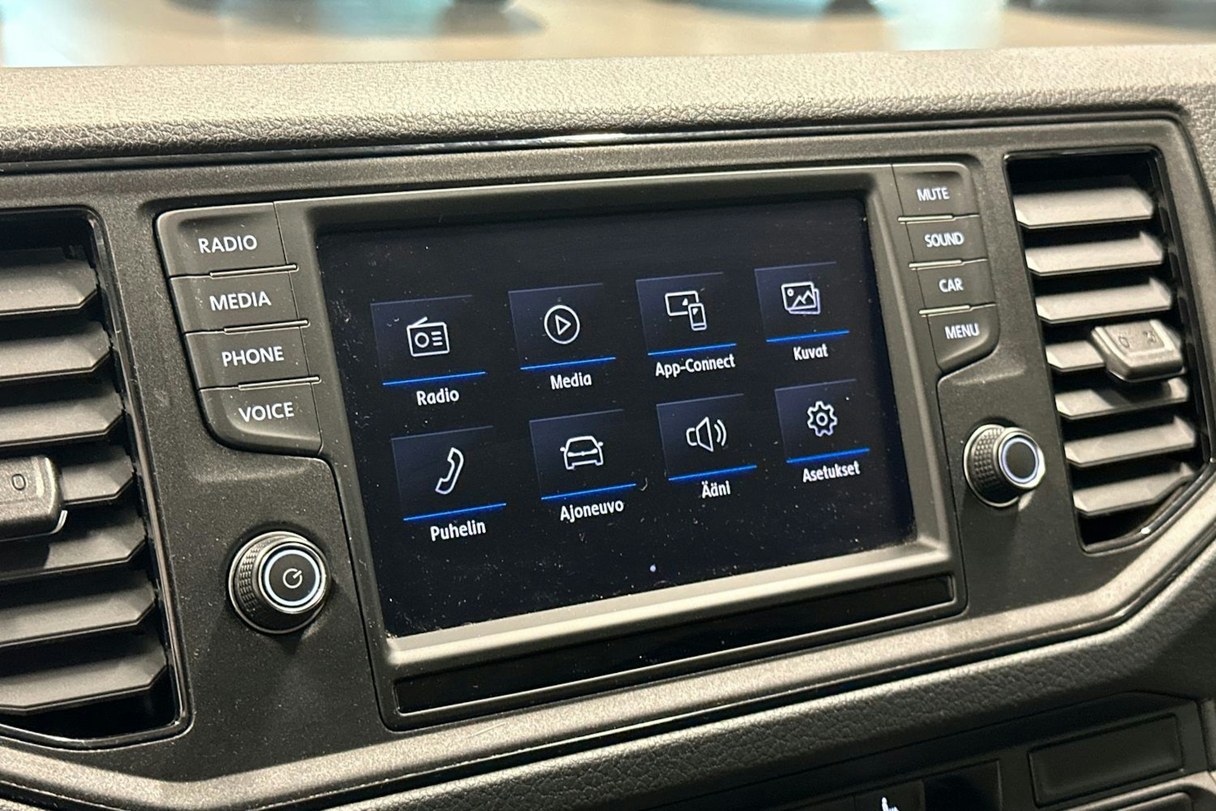 Valkoinen Volkswagen Crafter 2019 kuva 16.