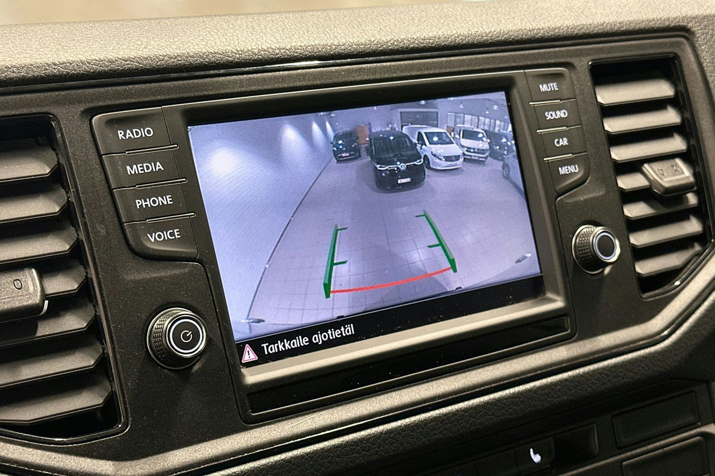 Valkoinen Volkswagen Crafter 2019 kuva 17.