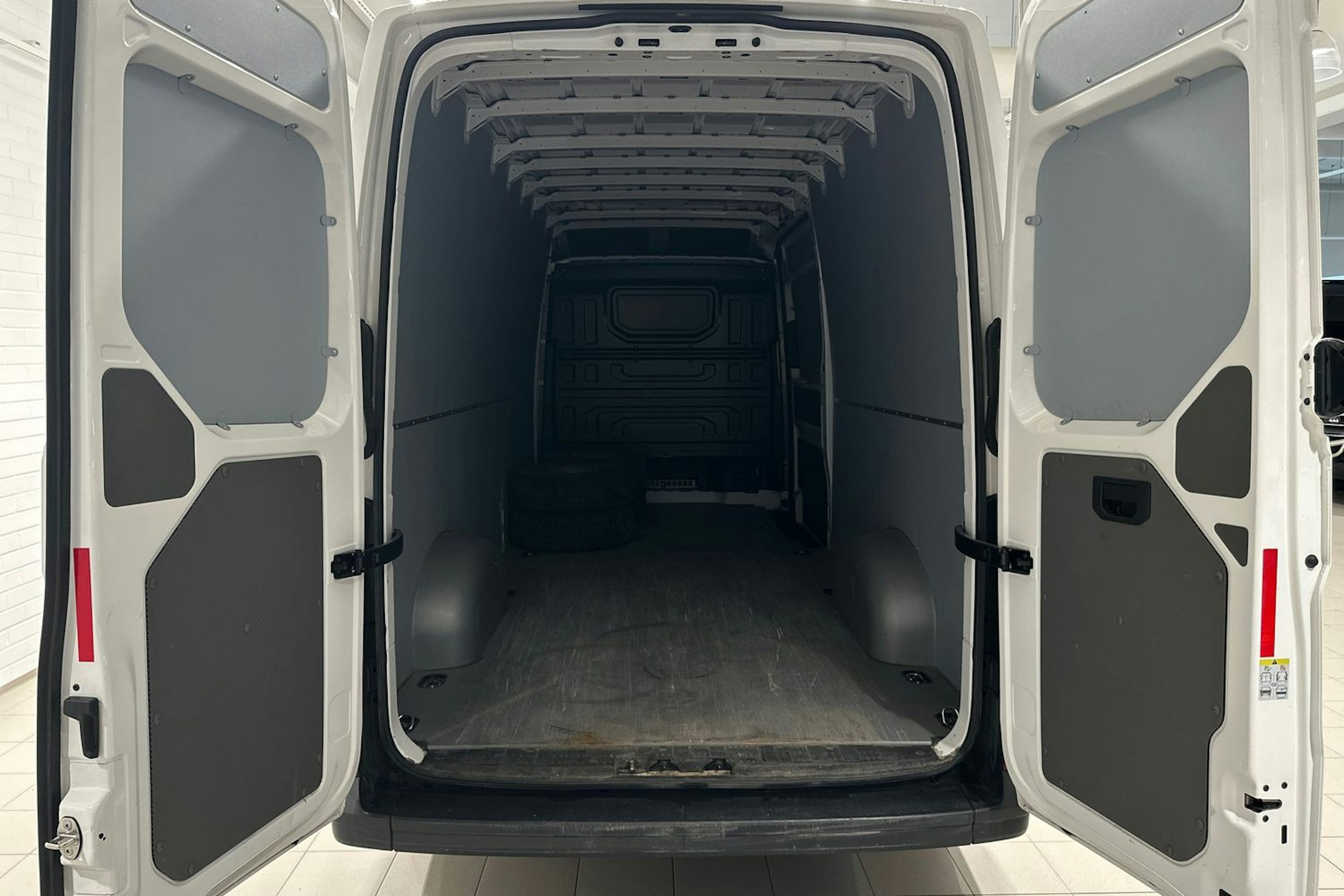 Valkoinen Volkswagen Crafter 2019 kuva 23.