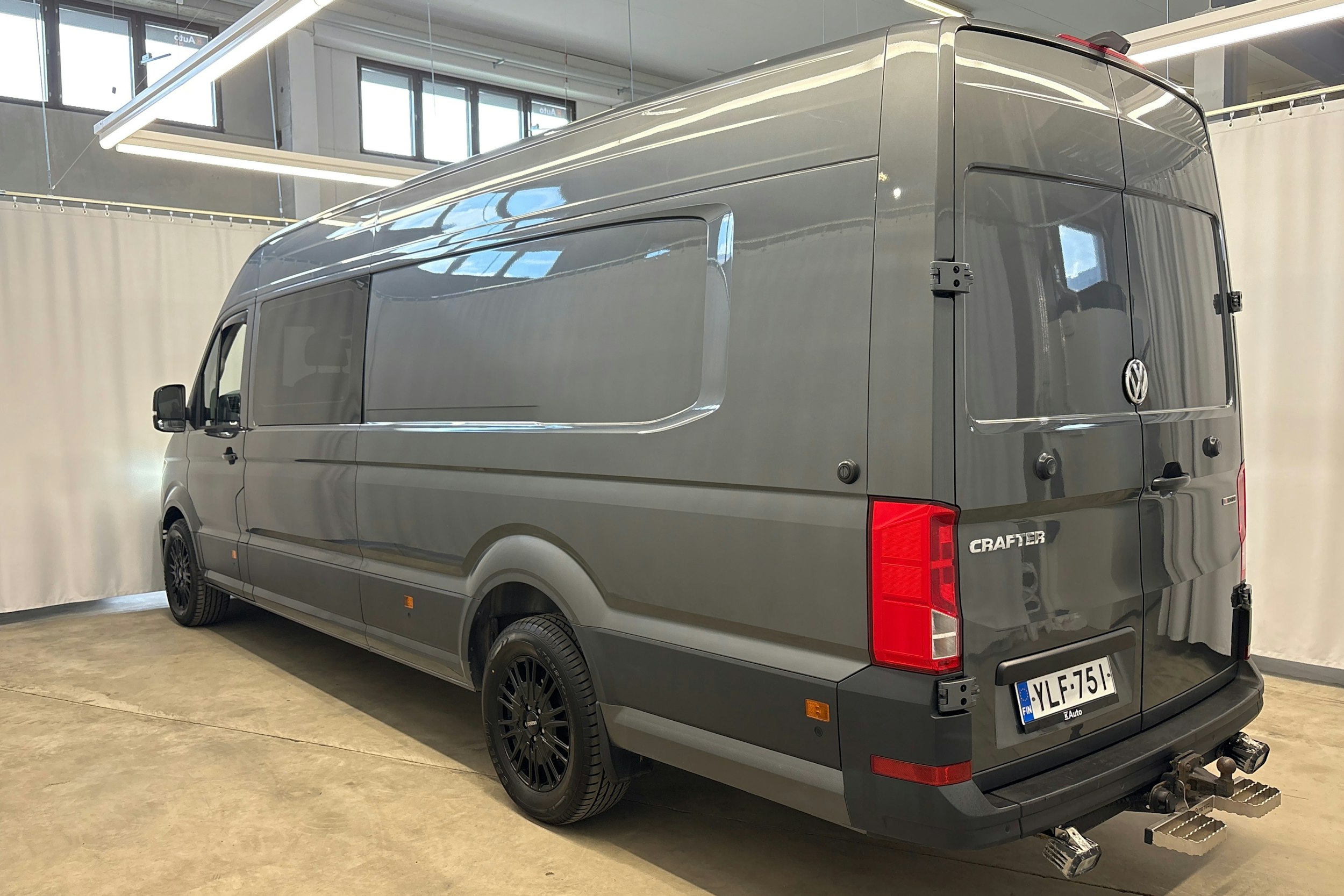 harmaa Volkswagen Crafter 2019 kuva 11.