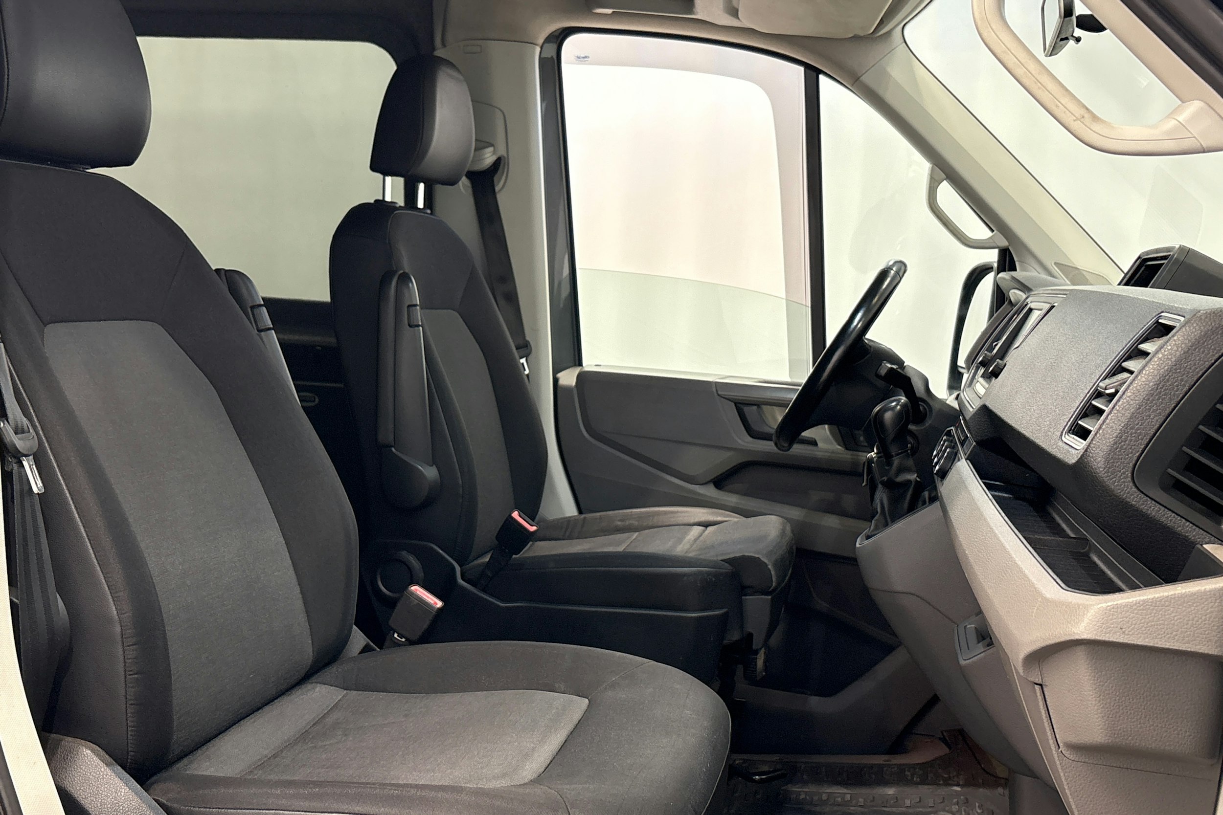 harmaa Volkswagen Crafter 2019 kuva 12.