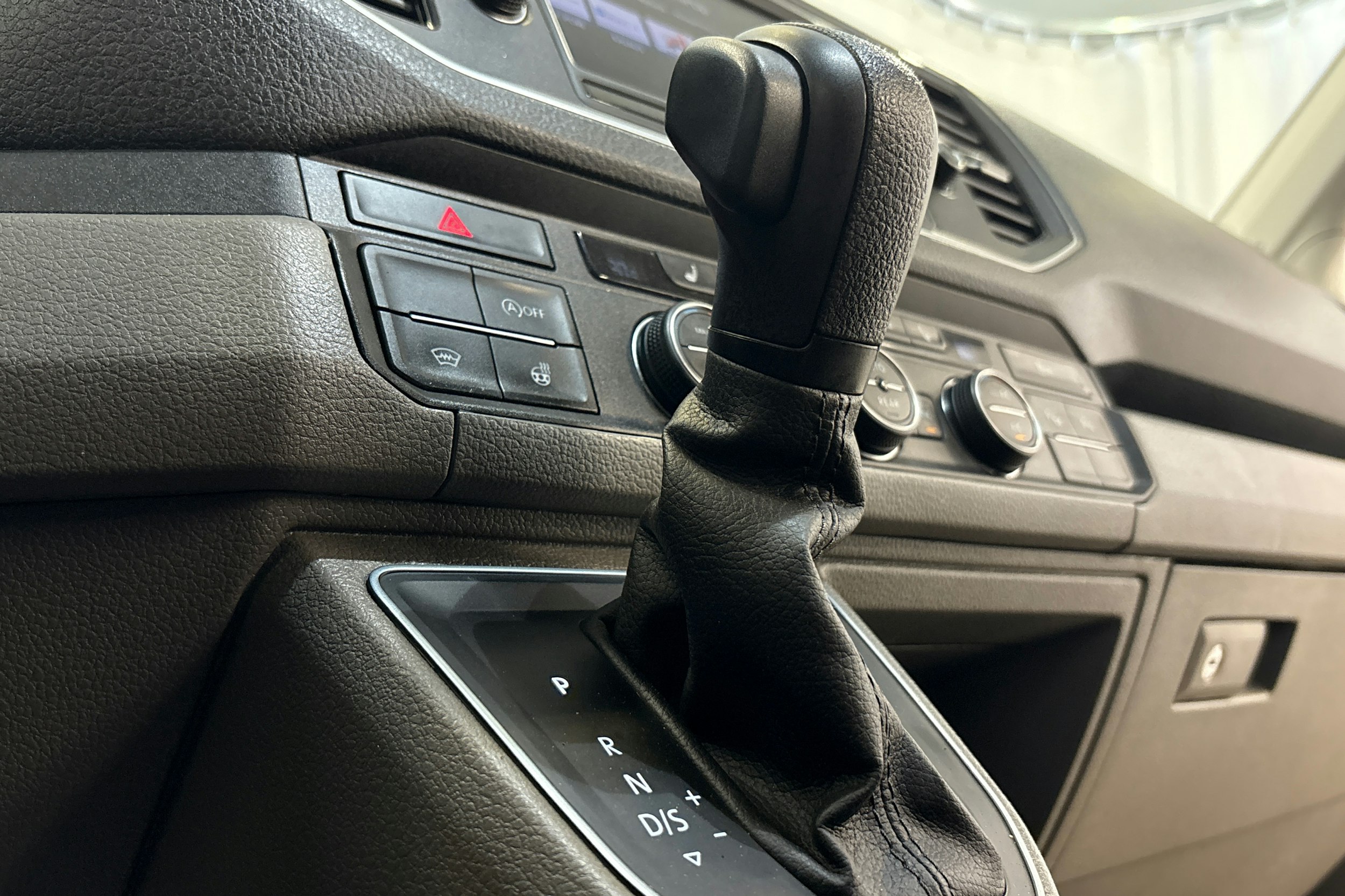 harmaa Volkswagen Crafter 2019 kuva 15.